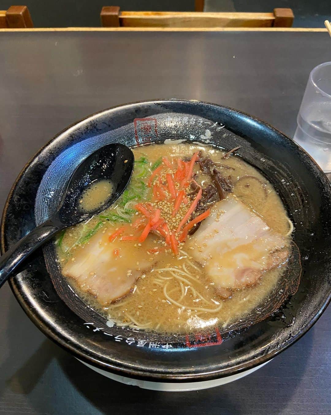 進祐哉のインスタグラム：「替え玉しないと損した気分になるのなんでだろう🤔  福岡から増量して帰ってきました✈️」