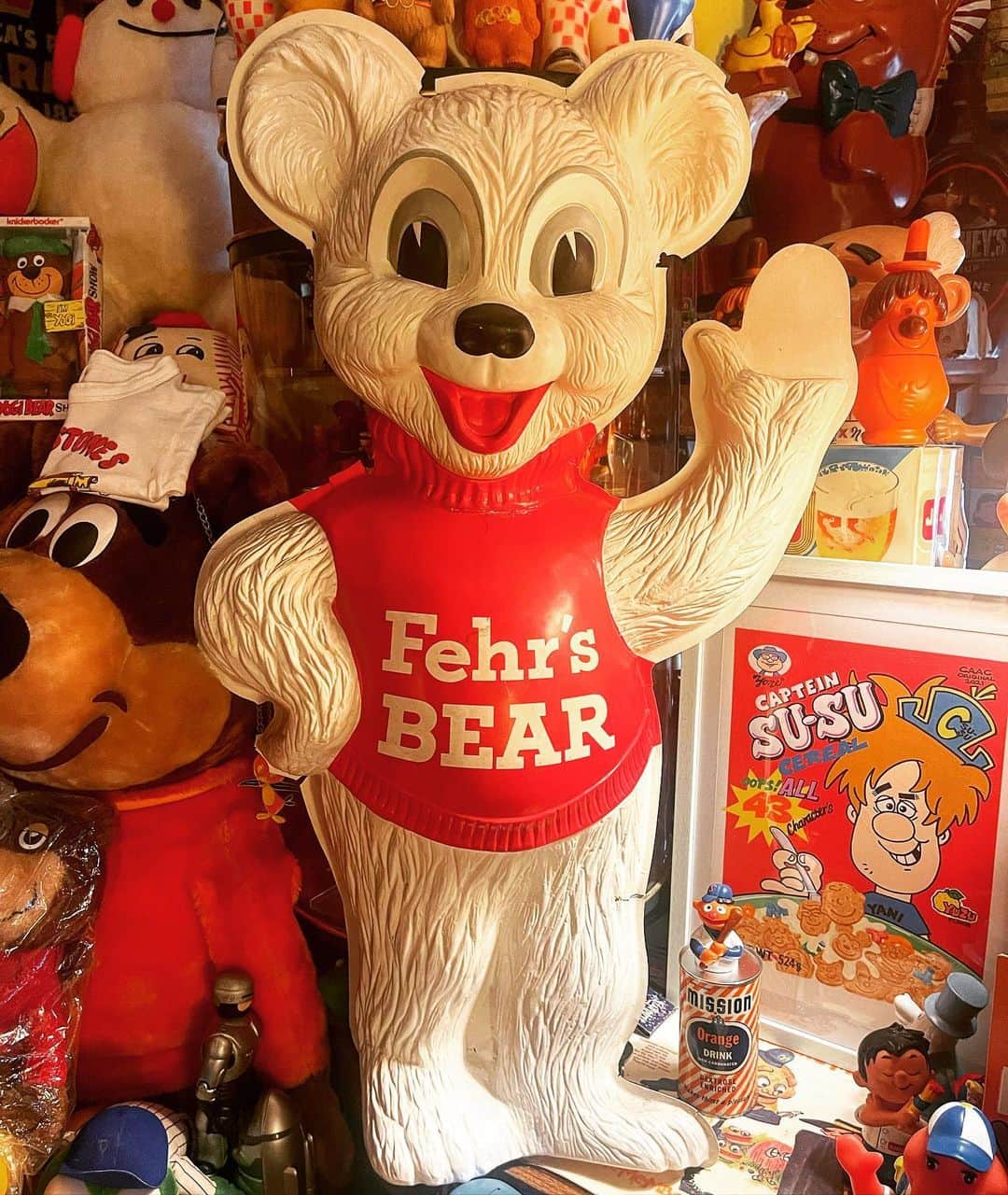 大川知英のインスタグラム：「60's Fehr's Beer Bear  Bar Tavern Plastics  Display🍺 古いアメリカの酒場に飾られてたお珍しい ベアーくんがtakatsubaseの住人に🧸👀 大きさも83cm🤤60年前のスーパー薄ペラ プラスチックだから割れや欠けなどあるが 良くこの状態で残ってたもんだ🌝 オールド酒場からようこそ...upi🤡❗️ #fehrs#beer#bear#bar#tavarn #plasticsdisplay#60s#vintage #オールド酒場に居たレアな激かわなクマ #最高#ようこそ#デカ物好き#upi #amecajiboys#takatsubase#アメトイ部 #YouTube#captain」