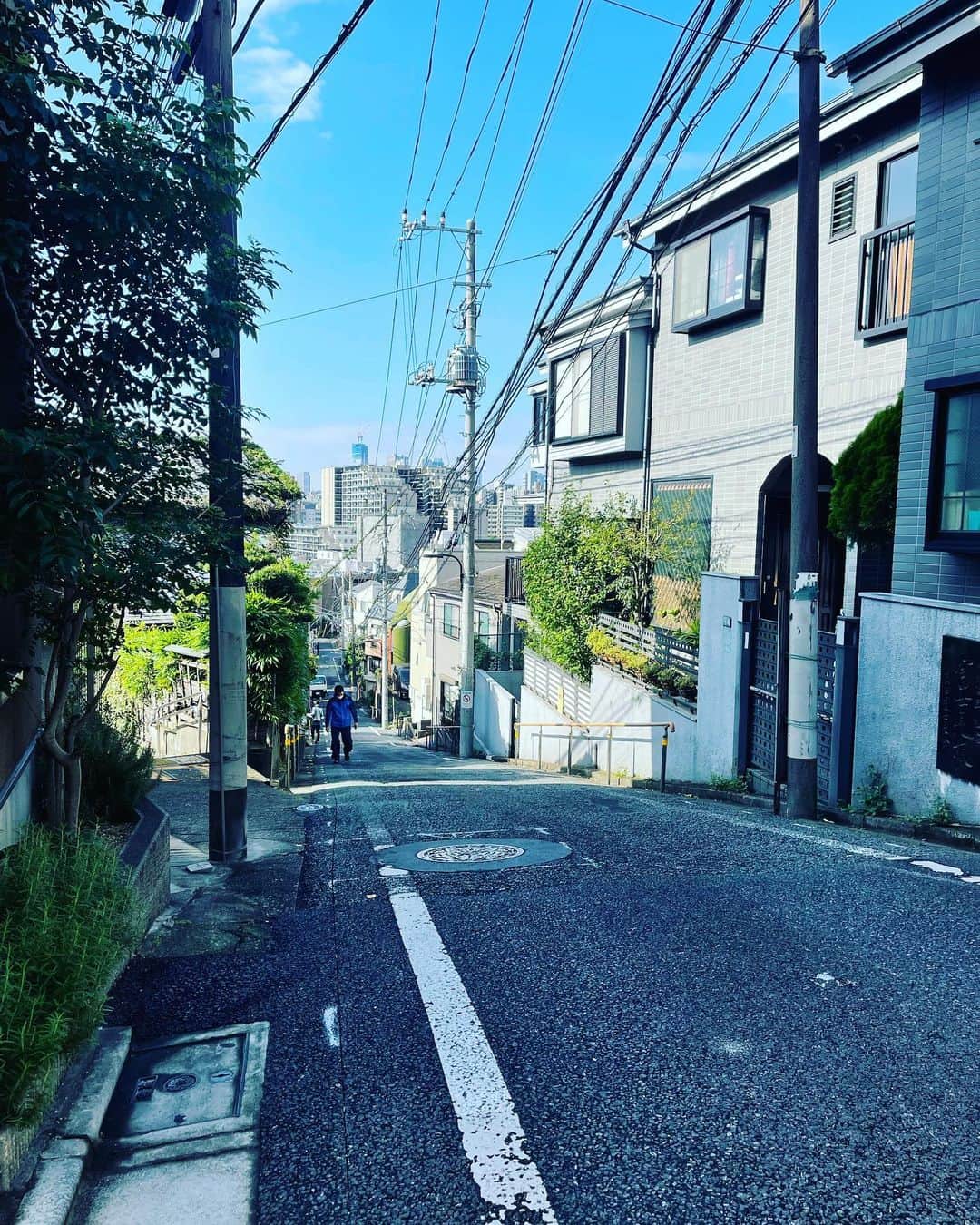 堀内敬子さんのインスタグラム写真 - (堀内敬子Instagram)「スナックキズツキでは。  急な坂での撮影もしました。  スタッフさんが、危なくないように、テストをしてくださったり、クルマが来ないように見ていてくれたり❤️  みんなで、1カット1カット、頑張りました。  今週金曜日、深夜です😊  #スナックキズツキ #癒されに行きたいでしょう？ #テレビ東京 #撮影のひとこま」11月24日 14時10分 - horiuchi_keiko