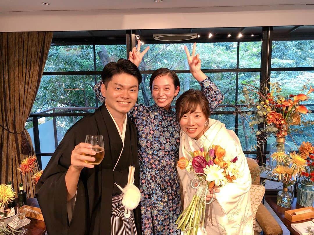 依吹怜のインスタグラム：「名古屋にて可愛い2人の結婚式…💖 周りのみんなに愛されてる2人の、キラキラした幸せそうな笑顔に、ずぶずぶに泣ける式でした（途中嗚咽） 3回もの延期を乗り越えて、やっとこうして式を挙げられて、みんなでお祝いができて本当に良かった。 バレーボール仲間だったのに、今じゃゴルフ・キャンプ仲間。笑 これからも楽しい時間を一緒に過ごしていこうね〜🌸 2人の未来に幸あれ幸あれ🌈✨☺️」
