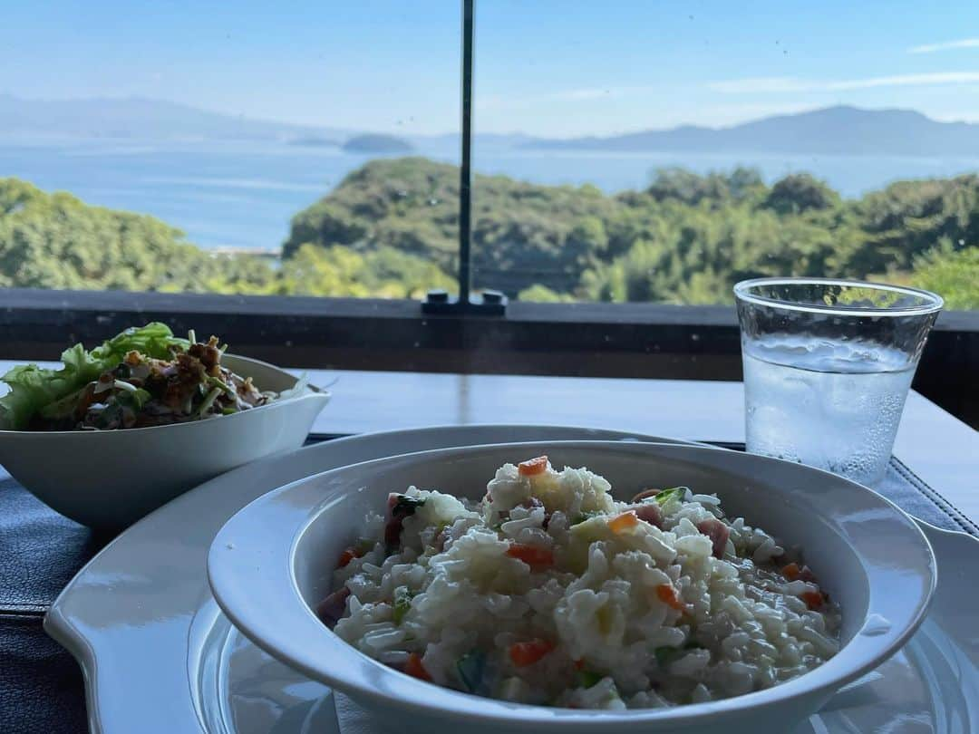 藤坂奈央のインスタグラム：「. 先日行った景色抜群のお店  創作料理kasumi🍝 この日は快晴で対岸の大村の方まで くっきり見えました✨ . #長崎グルメ #琴海ランチ  #愛すべき長崎の〇〇」