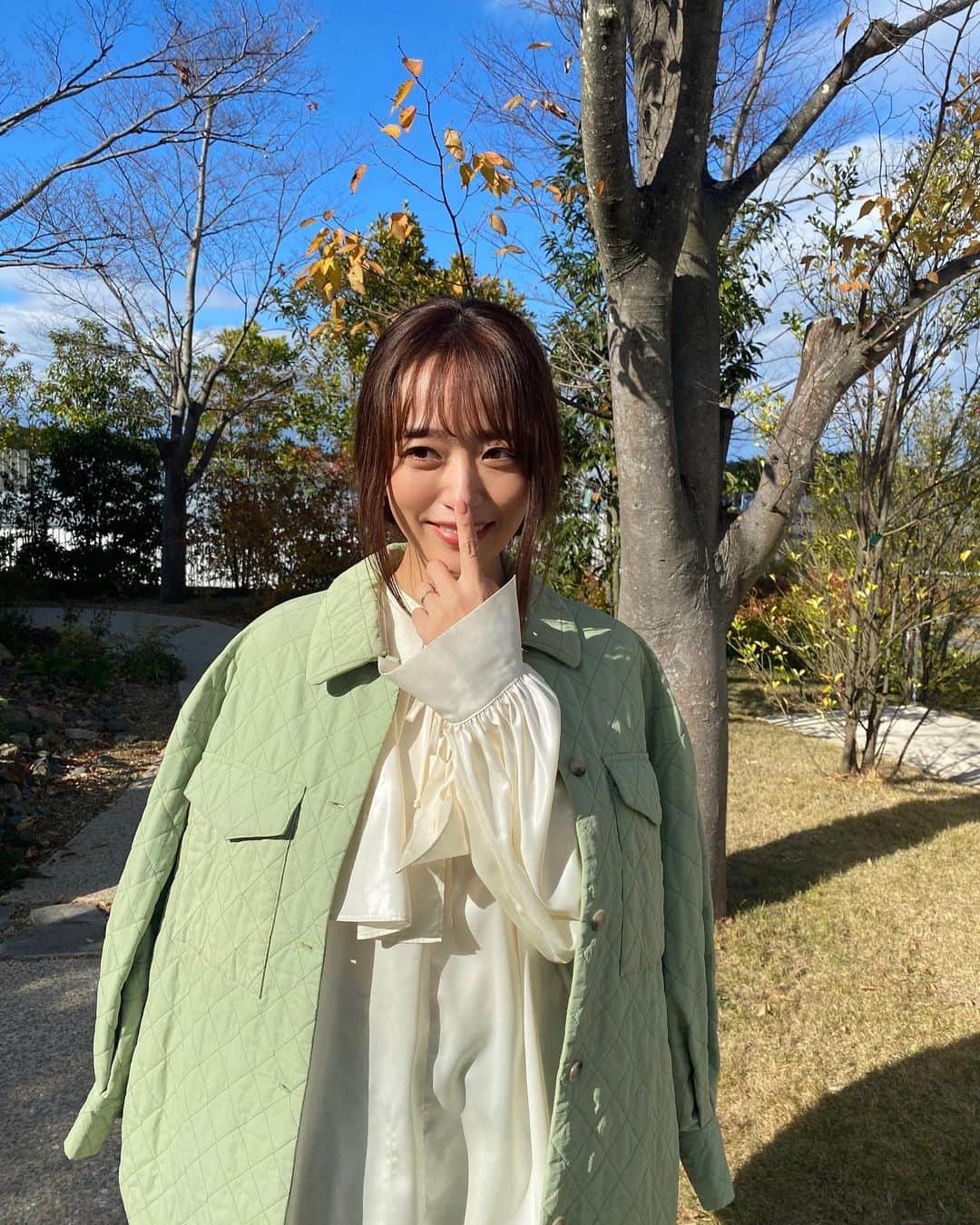 近藤千尋のインスタグラム：「京都で、はんなり収録でした🍡  トンボ帰りだけど、 空気が澄んでて気持ちよかった〜🍁❤️ ゆっくりまた遊びにきたいな✨ お土産を買いあさって帰ります🚅笑  鼻が赤いって会話してる写真🤳笑 安定の半目も載せるよ☺️笑 今日もよく笑いました！！  ウェア @coel.official  アクセサリー @goldy_jp  シューズ @elendeek  #京都」