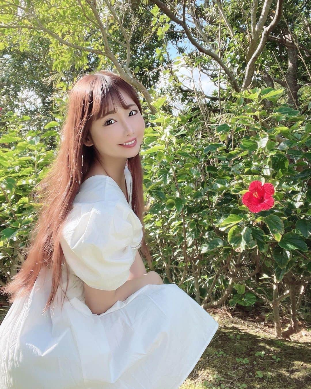 坂地久美のインスタグラム：「🌺まるで日本のハワイ島🌺  みたいな八丈島でパワーチャージして来ましたぁ✨🥰✨  強い海風で髪がゴシャゴシャになってしまったから、明日はヘアートリートメントしに行きます💓  ※撮影時のみ、マスクを外してます。  あと3日後の土曜日はよろしくお願いします🥺  💋1stDVD『くーみんBANG ! BANG ! /坂地久美』💋 の、 🌈リリースイベント🌈  〈日時〉:11月27日(土曜) 12時から13時  〈場所〉:ソフマップAKIBA パソコン・デジタル館8F 〒101-0021 東京都千代田区外神田3-13-12 IMYビル  ぜひ愛に来てくださいね💞  大好きな仲良し女子友も応援に来てくれるからめっちゃ心強くなりました❤️  #坂地久美DVD #ソフマップ #リリースイベント #リリイベ #dvd発売記念イベント #dvd #発売記念イベント #ソフマップakiba #会いにきてね ❤️ #グラビア #グラビアアイドル #グラドル #グラビアdvd #ビジョビ #ビジョラダ #ビジョナビ #タビジョ #インスタグラビア #japan #japanesegirl #japanesemodel #kumisakachi #sakachikumi #坂地久美  #八丈島 #ハイビスカス #南原千畳敷 #大自然 #旅 #旅女子」