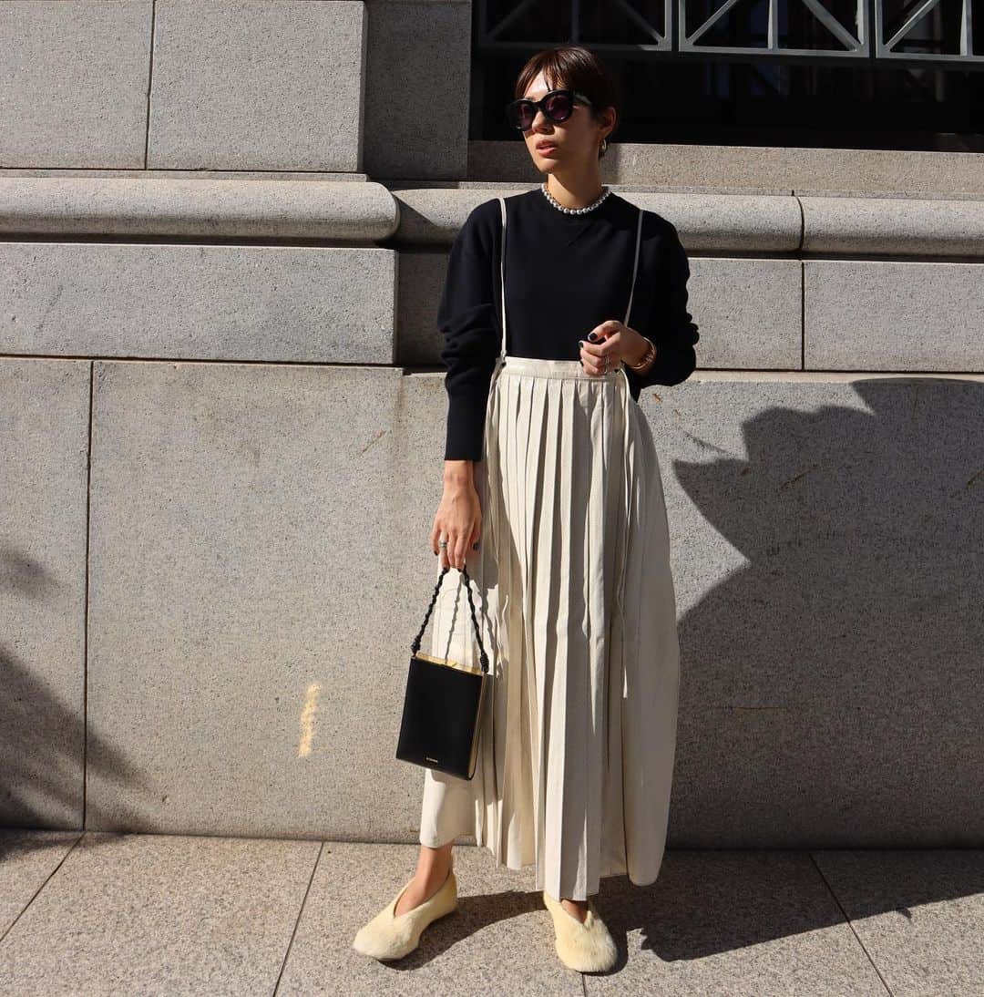 正中雅子のインスタグラム：「よく見ると👀エコレザー素材にパンチングしていて素材感にエッジが効いててお気に入りのスカート♡  この時は、ペタンコだけどブーツ合わせおすすめです！  インナーはスムース編みニット🧶 このニットはどのカラーも本当におすすめ！  明日14:00入荷アイテムは、個人的に色違いで欲しいアイテム多数です😂 今夜coming soonページもUPされるのでお楽しみに♡  #MACHATT #masaco服」