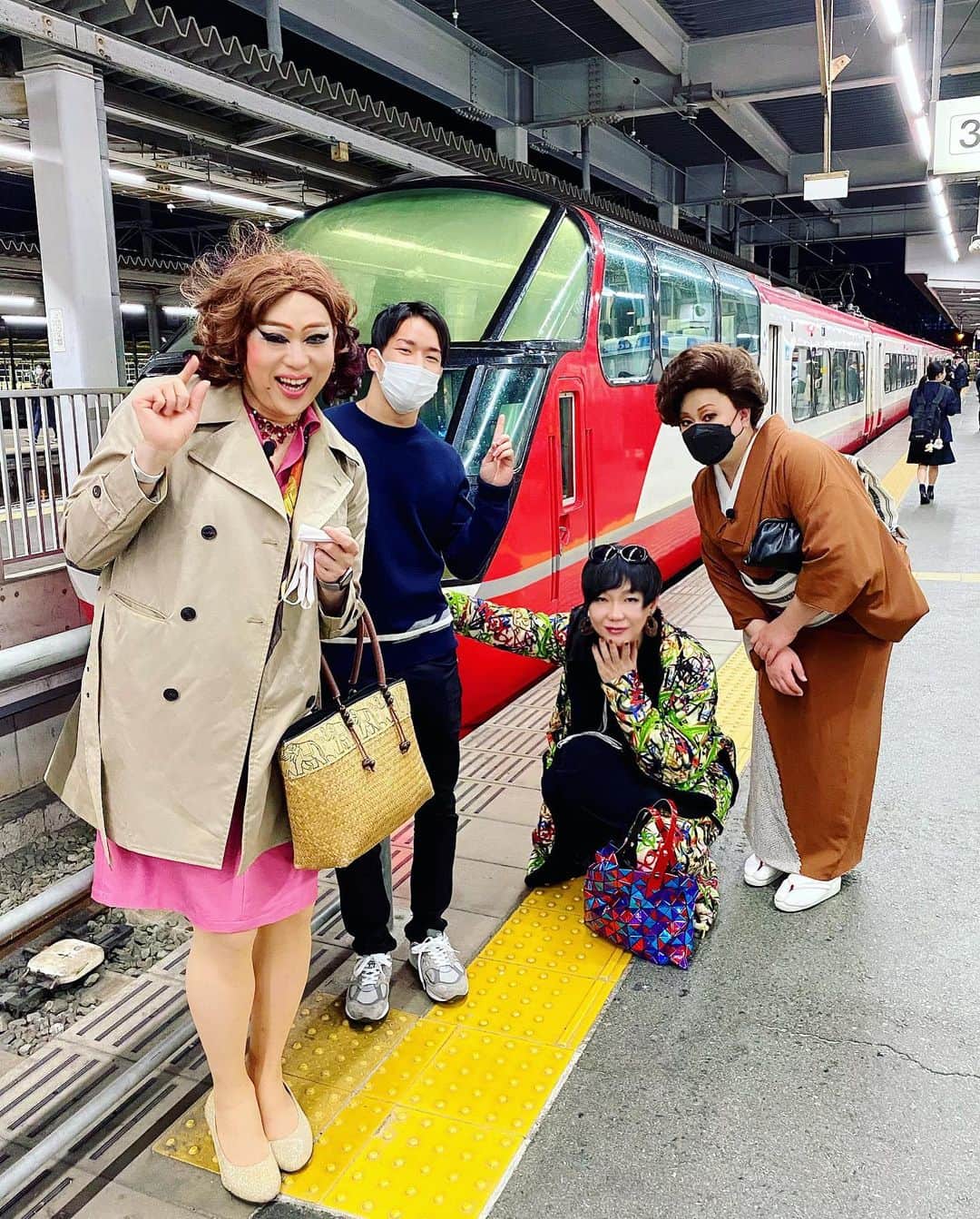 ミッツ・マングローブのインスタグラム：「@ 豊橋駅  JRの中に1本だけある名鉄線のホーム。  こんな超マニアックな鉄道案件にテンション上がりまくる女装は、たぶん日本でこの3人だけ。  地元豊橋のスター朝倉海君さえ置いてけぼりにしがちな豊橋旅の模様はニクヨさんYouTubeチャンネルで。  #肉乃小路ニクヨ @nikunokouji294  #ダイアナエクストラバガンザ　@diana_extravaganza  #朝倉海 @kai_asakura_」