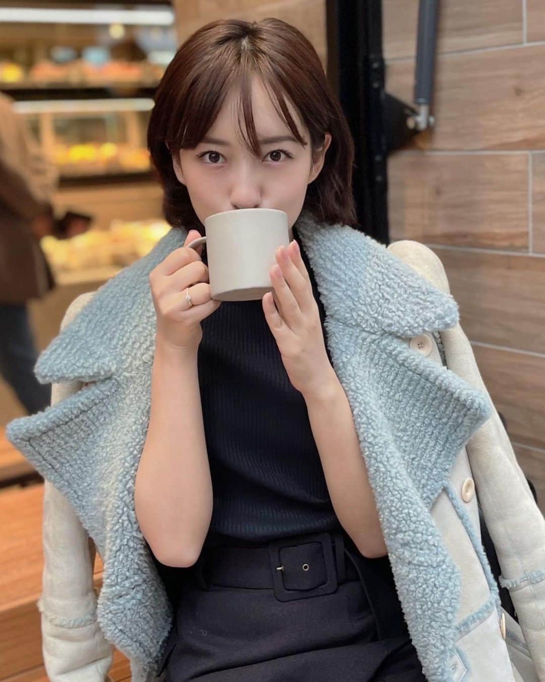 倉田茉美のインスタグラム：「「笑っていればいろんなラッキーがふってくる。」って言葉を映画でみて、当たり前のことなんだけど、忘れてしまうなぁと思って、また元気をもらいました。＊  もうすぐ12月。 口角上げていこうぞ。  #2枚目はプラネタリウムみたいだなと思って見上げた虫食いの枯れ葉🍂✨🌟」