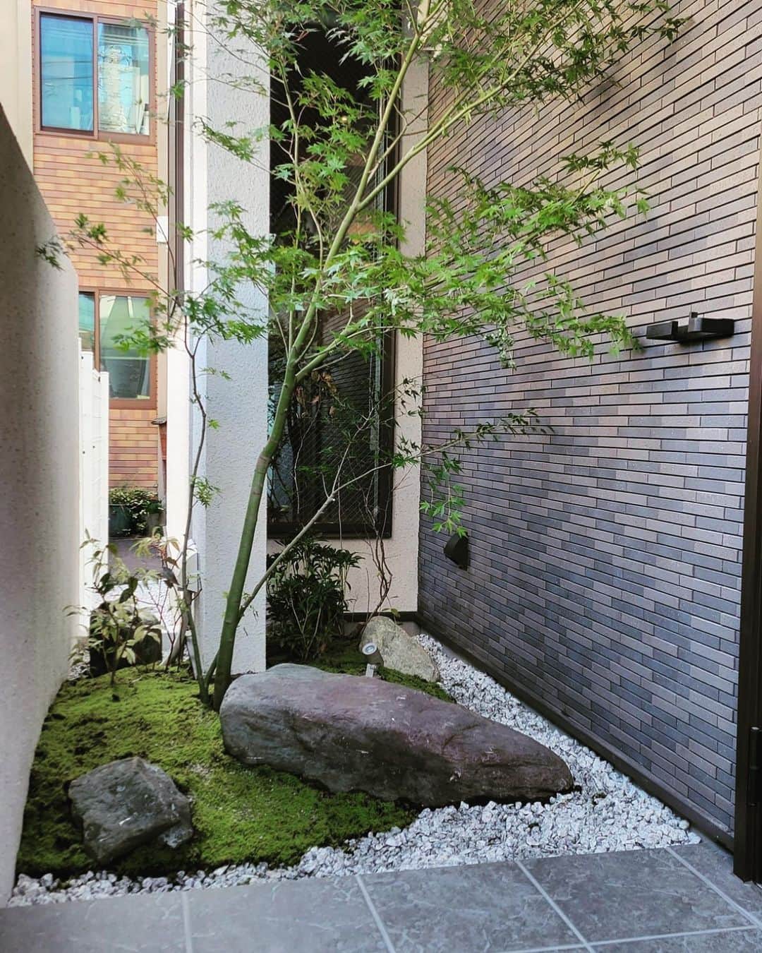 Team Next(神戸都市開発) のインスタグラム：「これはなかなかいい感じ！ シンプルですが、坪庭としての完成度高い！  #坪庭」