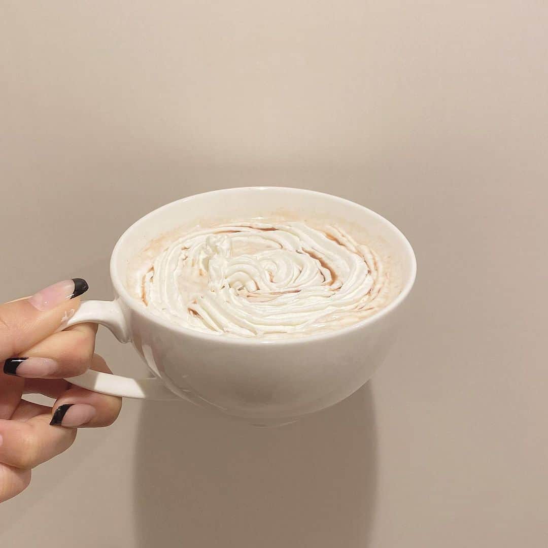中野愛理のインスタグラム：「☕️ 　　　　　 ホットココアに生クリームのせるのにハマってます。 よく見たら指に生クリームついちゃってます。」