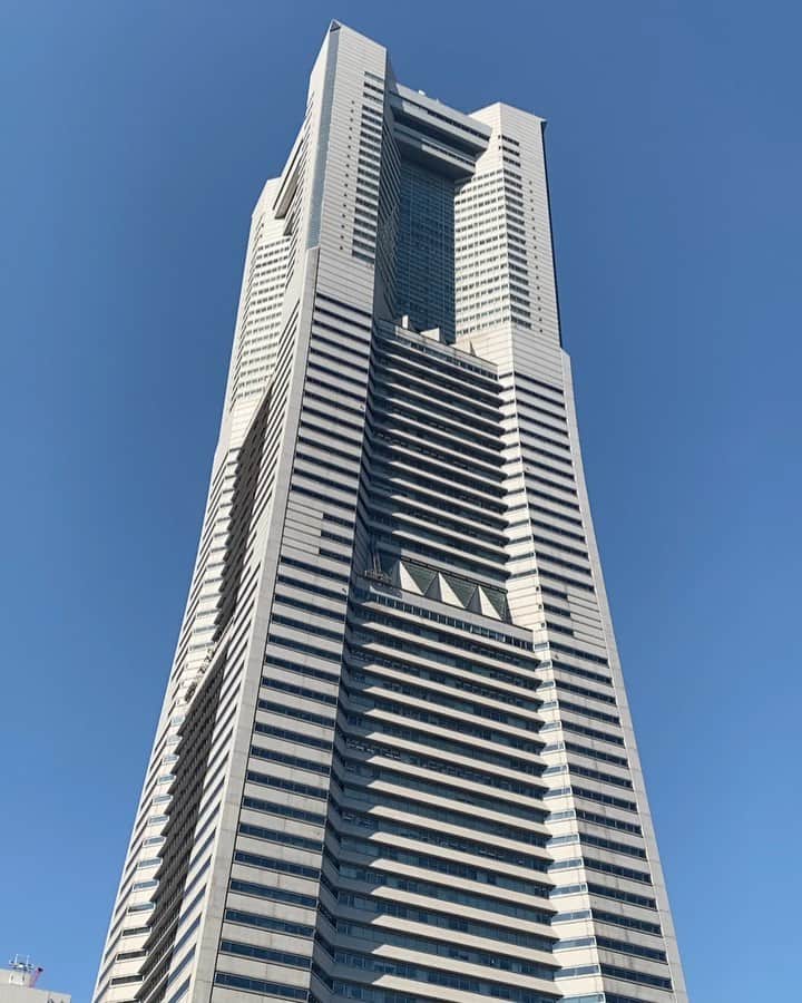 横浜ロイヤルパークホテルのインスタグラム：「. 空気が澄み、清々しい気候のみなとみらい。朝晩は冬の気配を感じる様になりました🍂  #横浜ロイヤルパークホテル  #yokohamaroyalparkhotel」