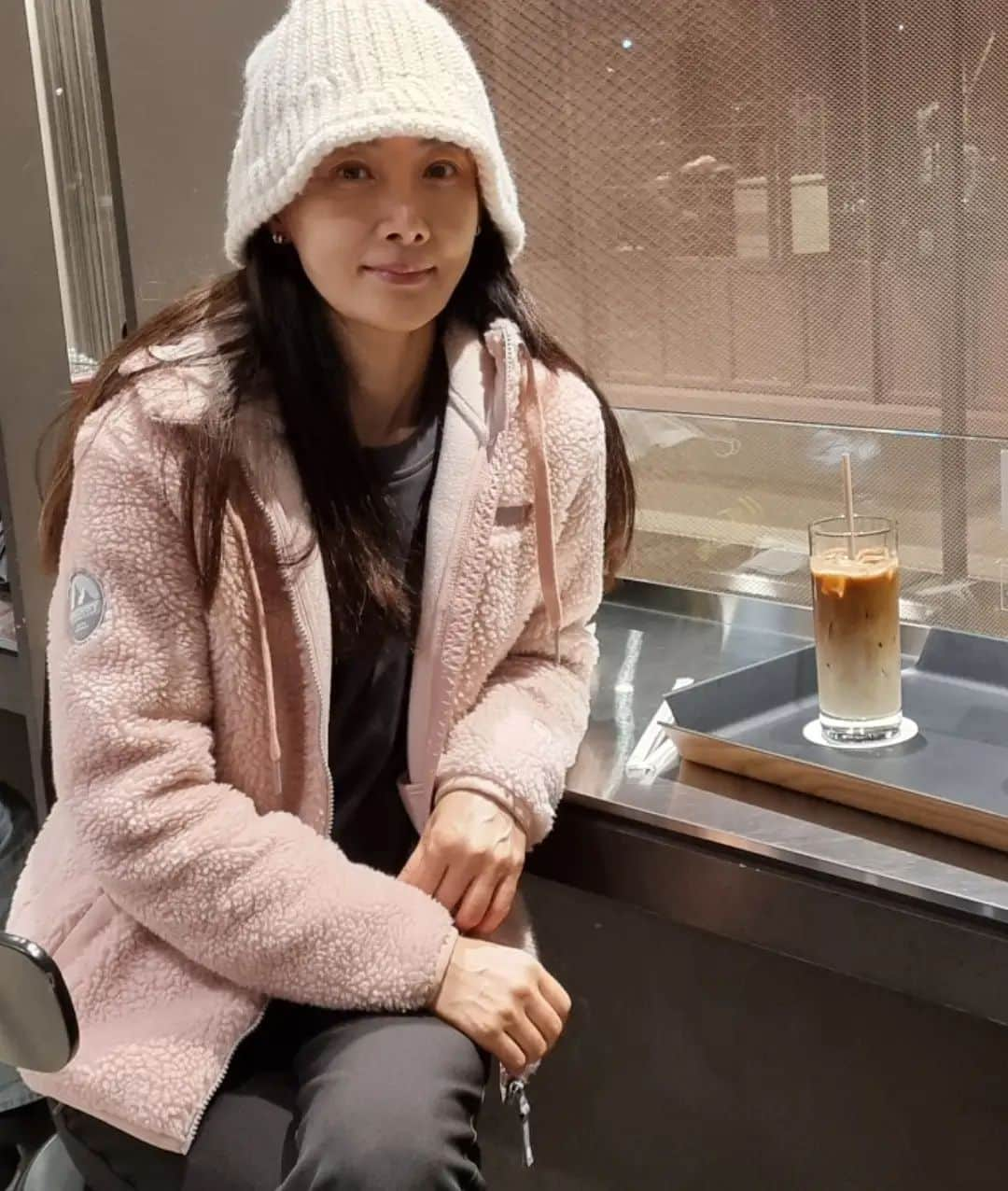 ト・ジウォンのインスタグラム：「#도지원 #dojiwon  #추운겨울#카페라테#cafelatte  #잘들지내시죠 #hello ~~😍👐」