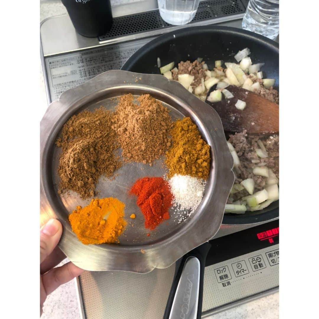 未來歩のインスタグラム：「久し振りのパン教室。 完全プライベートレッスン。 全て食材にこだわった完全無添加☺️  カレーマンの生地から具材、包みまで全て自分で、 もちろんフーガスも。  その他のスープから副菜も全て手作り 今回は、 *カレーマン *ネギフーガス *豆苗とトマトのゴマ酢サラダ *白菜と干し貝柱の春雨スープ *キーマカレー *ターメリックライス *簡単辣白菜 *蒸し紅茶プリン  包みが上手いと誉められて近々また家で作ろと単純発揮しました(笑)  来月も楽しみだけど。 甘いの興味無いんだよな もう一つのパンが興味ありなんだけど。 先生変えてくれないかなぁ(笑)  #パン教室　#カレーマン 　#無添加　#パン教室大阪　#キーマカレー　#フーガス 　#辣白菜 　#紅茶プリン」