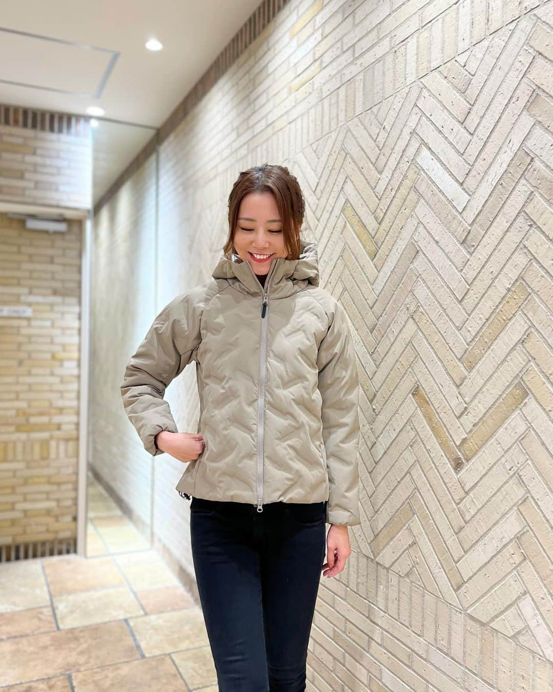 佐野真彩さんのインスタグラム写真 - (佐野真彩Instagram)「@tigora_women  の新商品【TIGORA SMART】アルミパデットフードジャケットを着回ししてみました🍂🧥  こちらのジャケットは軽量・撥水・防風素材で機能的✨ウエストラインもシェイプされたデザインなので、着膨れしない👍  今回はスカートとパンツでコーディネートしてみました🧥 チェックスカートと黒パンツ👖 どちらも秋冬ということで、ブーツと合わせてみました👢 シンプルなデザインなので、合わせやすい！  秋冬は暗めのお洋服が増えてきますが、このジャケットのサンド色は、顔色を明るく見せてくれます🕊 この秋冬沢山着ようと思います💕❄️🍂    #tigora #tigora_women #pr #ティゴラ #スポーツデポ #アルペン　#カジュアルコーデ　#デニムコーデ　#スポーツカジュアル　#大人カジュアル　#着回しコーデ　#スカートコーデ　#秋冬コーデ」11月24日 16時50分 - sano.maya