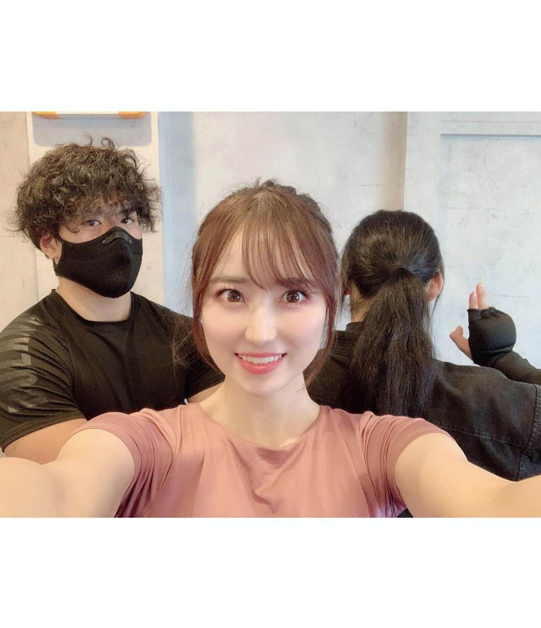 小越しほみさんのインスタグラム写真 - (小越しほみInstagram)「忍者活動のバク転修行を早く進めるべく 豊影師匠 @limudazhenya のジム シェイプラボ清澄白河店でトレーニングしてきた🏋️‍♀️ ・ 配信とはまた違って 更にしっかり土台を作っていくようなトレーニングで なかなかしんどいけど効きそう🔥 ・ 他ではボクササイズやったことなかったけど 戦ってる感が楽しい🥊笑 ・ 豊影師匠がTVに出たのを見て アクロバットを習いに来る方も多いんだって😳✨ ・ 今日は紫道師匠もこっそり 一緒にトレーニングしてました🥷 ・ ・ ・ ・ ・ ・ ・ #シェイプラボ #シェイプラボ清澄白河店 #ジム #パーソナルジム #ボクササイズ #トレーニング #トレーニングウェア #トレーニング女子 #ジム女子 #gym #パーソナルトレーニング #training #ポニテ #ポニーテール #ポニーテール女子 #運動」11月24日 17時03分 - shihomi1129