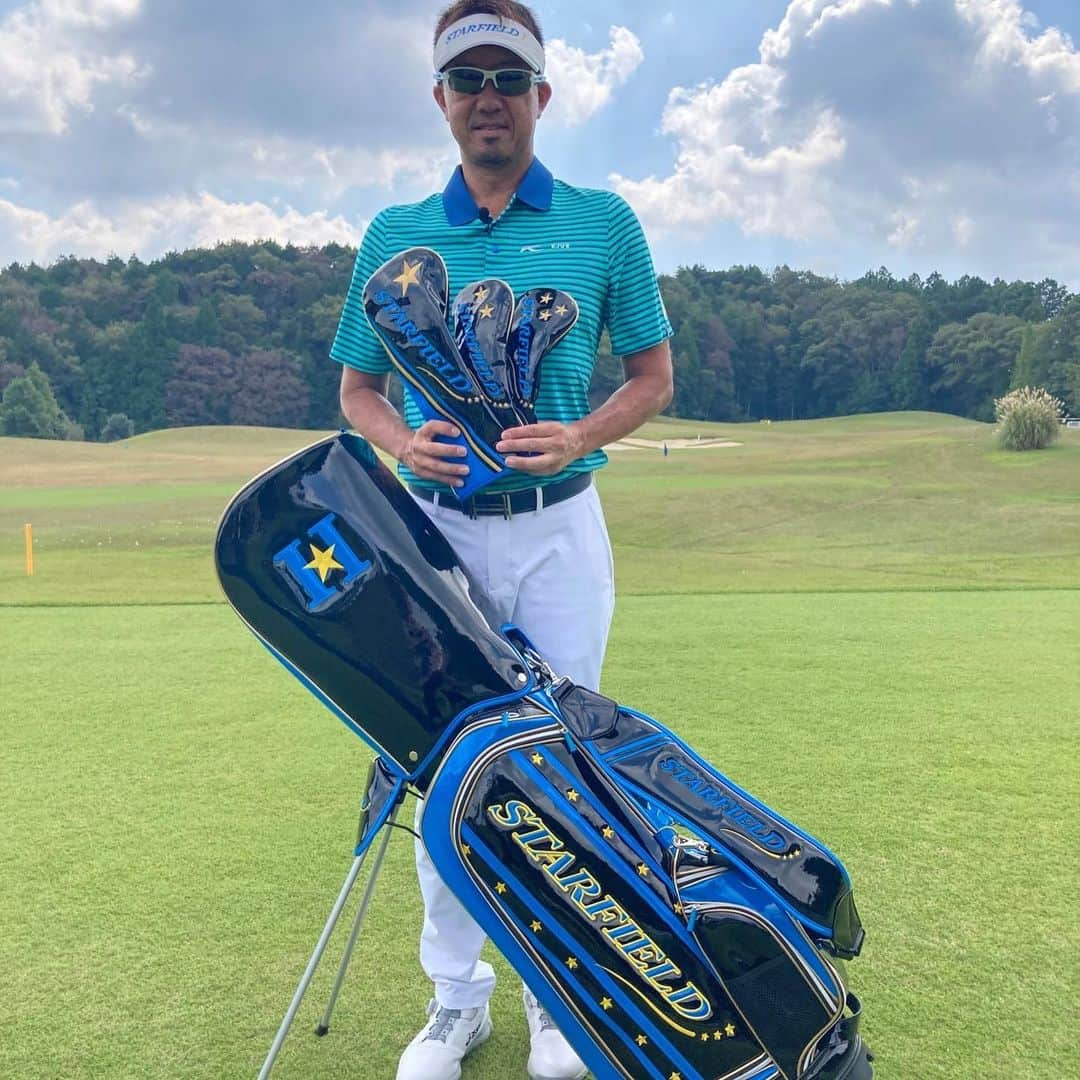 星野英正さんのインスタグラム写真 - (星野英正Instagram)「⛳️🏌️⛳️ 、 この度私のブランド☆STAR FIELD☆を作りました👍 、 また同時にホームページも作りましたので是非ご覧ください。⛳️ 、 YouTubeやInstagramには無い情報などを発信したり、色々な画像や動画などファンの方だけに見て頂けるようにと思っています。 、 新しいゴルフバックやマーカーやウェッヂ等このホームページからしか購入ができませんので😜 、 またキャディーバックは限定販売となります❗️ 少数なので早い者勝ちです😅 、 問い合わせお待ちしてます😁👍 、、、 、、、 ↓↓↓↓↓↓↓  https://starfield-golf.com 、 、 、 #星野英正#STARFIELD#YouTube #俺に任せろ#ゴルフバック#限定品#ヘッドカバー付き#俺に任せろマーカー# #STARFIELDウェッヂ」11月24日 17時19分 - hidemasa_hoshino