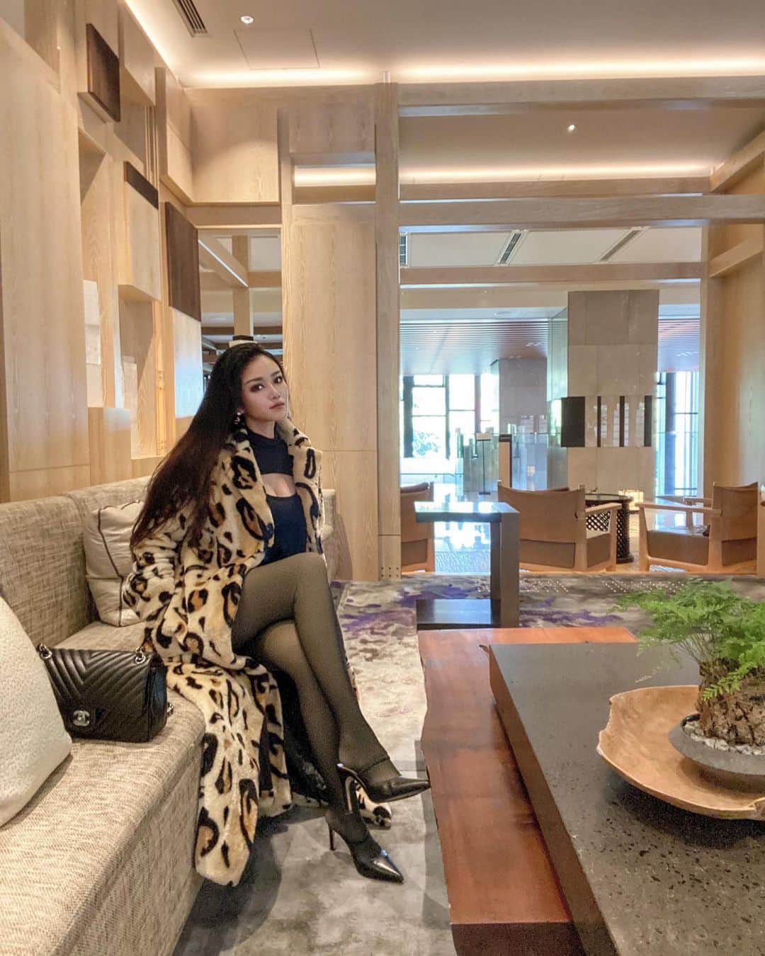 AYAMEのインスタグラム：「#fourseasonshotel#fourseasonshotel#fourseasonskyoto#hotelstay#womanslook#photogenic#japanesestyle#leopard#maxicoat#longhair#京都#フォーシーズンズホテル京都」