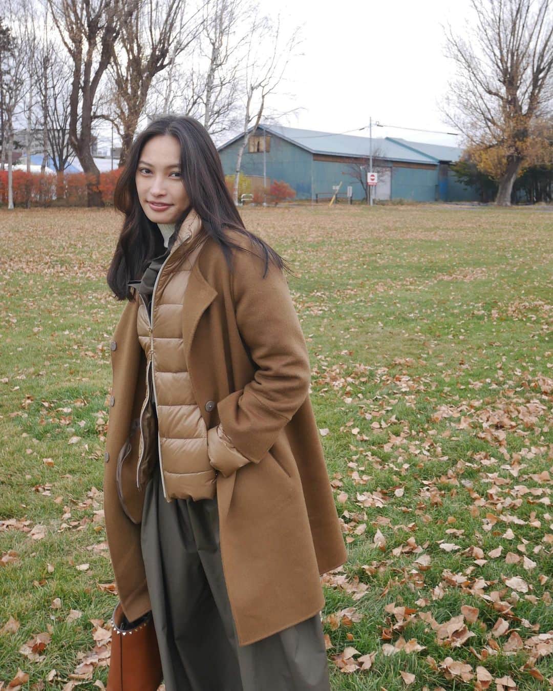 大政絢のインスタグラム：「北海道での #今日の絢服 🍁✨  東京ではまだ暑くて着れていなかったコート🧥早く着たくて温めていました笑  @herno_official  のコートは中と外が取り外し効くので東京の時は一枚サラッと北海道に着いたらダウンをプラス✨  北海道のオフショットまだ続きますがお付き合い下さい🙏✨  dress and boots @coel.official  bag @maisonvalentino」