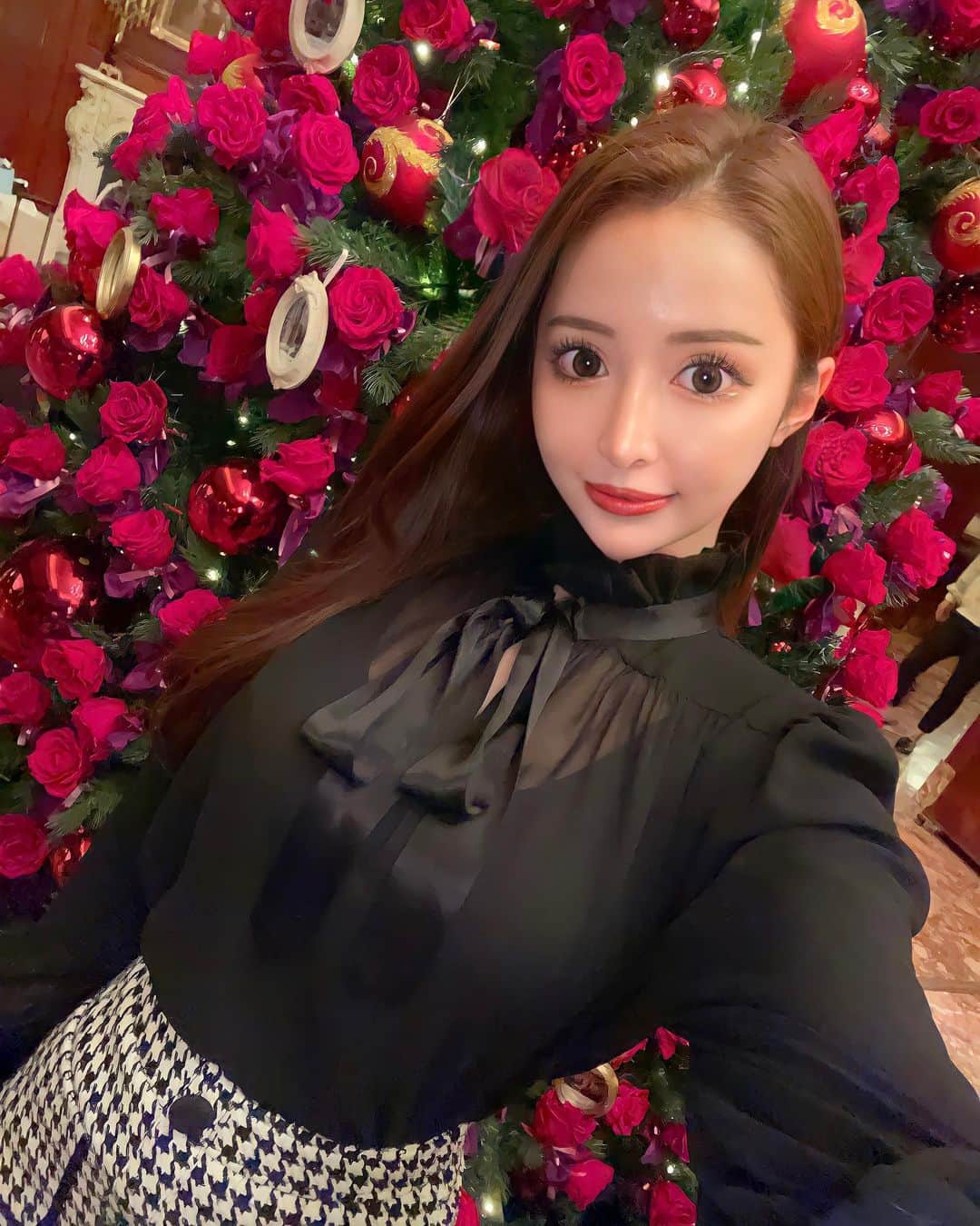 神咲 麻央 / まおちゃるのインスタグラム：「クリスマス楽しみっ🎄❤ 毎年わくわくしてしまう🥰💗 . #christmas #christmastree #rose #afternoontea #クリスマス #キャバ嬢 #北新地 #アフタヌーンティー」