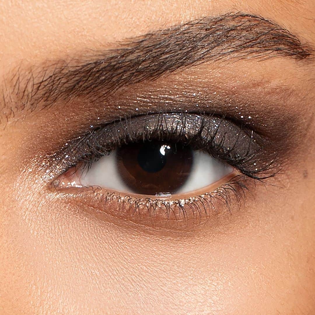 Armani Beautyさんのインスタグラム写真 - (Armani BeautyInstagram)「Intense shimmery color, sensorial creamy texture. Let your eyes do the talking with EYES TO KILL STELLAR in shade 1.   #Armanibeauty #ArmaniEyesToKill #EyesToKill #eyeshadow #smokeyeye」11月25日 4時00分 - armanibeauty