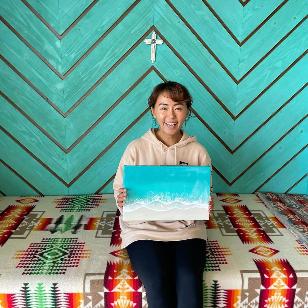 田中律子さんのインスタグラム写真 - (田中律子Instagram)「アクロヨガのリサちゃんがファミリーで遊びに来てくれた🌞 @risa_acroyoga_japan   リサちゃんが作ったレジンアートを我が家に持って来てくれました💚波のアートはとっても綺麗でうちにピッタリ🤩  リサちゃんが、ヨガの合間にコツコツと1つずつ手作りで作ってます💚そしてこのレジンアートの売上の3.5%を私が理事長をしている、NPO法人アクアプラネットへ、サンゴ保護のため寄付してくれます🐚🏝  サンゴレジン沖縄 @sango_resin_okinawa   👆ぜひチェックしてみてねー💚  #okinawa  #okinawalife  #beachlife  #beautiful #海のある生活  #サンゴレジン沖縄 #波のアート  #レジンアート  #ありがとう」11月24日 20時07分 - ri2kotanaka