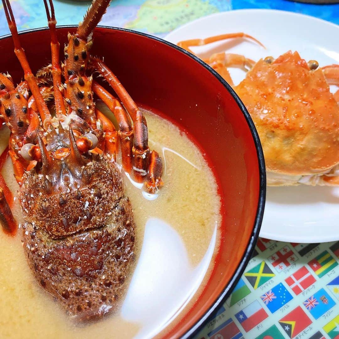 のインスタグラム：「エビとカニを頂いたので食す🦞🦀」