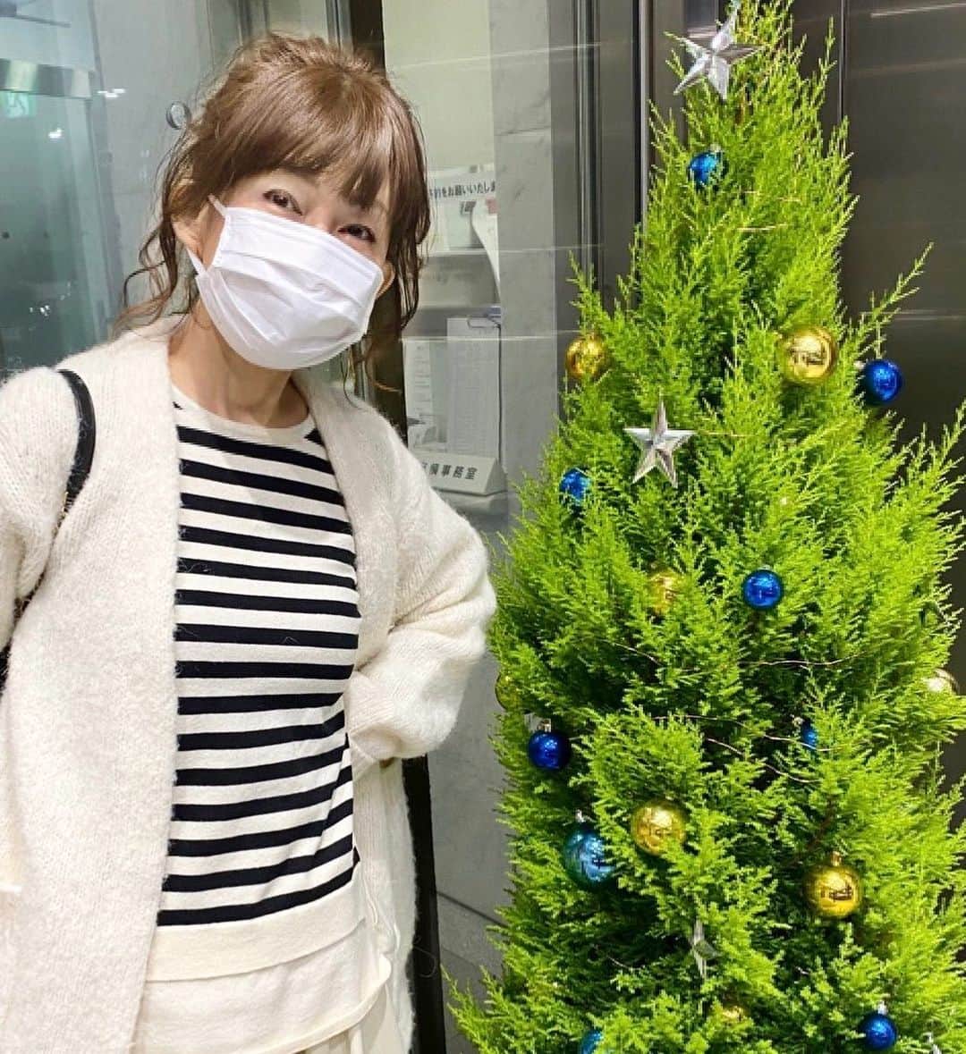 松本伊代さんのインスタグラム写真 - (松本伊代Instagram)「関西テレビで  tree発見！ 気分はクリスマス。  よ〜いドン！終わり 新大阪駅で 宝塚ファンならではのお菓子を いつも応援してくださる方々にいただきました！ 私の宝塚好きを知っていて嬉しいプレゼント❤️ 感謝です。  #関西テレビよ〜いドン！ #ベルサイユのばら #すみれの花クッキー #ジェンヌの花束 #宝塚はちみつ #炭酸せんべい大好き #クリスマスツリー #まもなく12月 #松本伊代 #iyomatsumoto」11月24日 20時54分 - iyo14_official