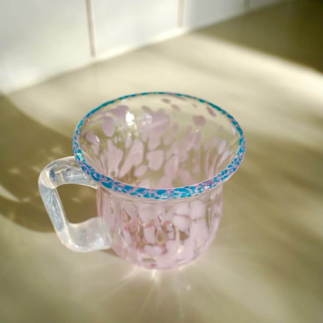 HARUKO（真木明子）さんのインスタグラム写真 - (HARUKO（真木明子）Instagram)「朝からハッピーになる グラス🥂  もともと吹きガラス体験で私が作ったグラスが可愛すぎて 自画自賛で、毎日ルンルンして使っていました❤️  コロナ中のLIVEでいつもこのグラスで飲んでいると欲しい😊 と言ってくださる方が多く  数は少ないですが 職人さんに真似て作ってもらいました❤️  300m L入ります🍸 サイトから購入できるようにします😑  もうちょっとお待ちください😑 って自分を追い込んでます😰 #no10key#グラス#ビールグラス#ジュースグラス#ハッピーアイテム#好きなものを増やそう#サスティナブル #大事に使う」11月24日 21時03分 - haruko227