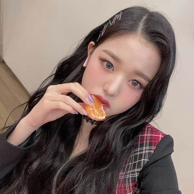 チャン・ウォニョンさんのインスタグラム写真 - (チャン・ウォニョンInstagram)「wonyo and her love for food 🥘  #IVE #JANGWONYOUNG #WONYOUNG #IZONE #아이브 #장원영 #원영 #아이즈원」11月24日 21時03分 - wonyoung__ive