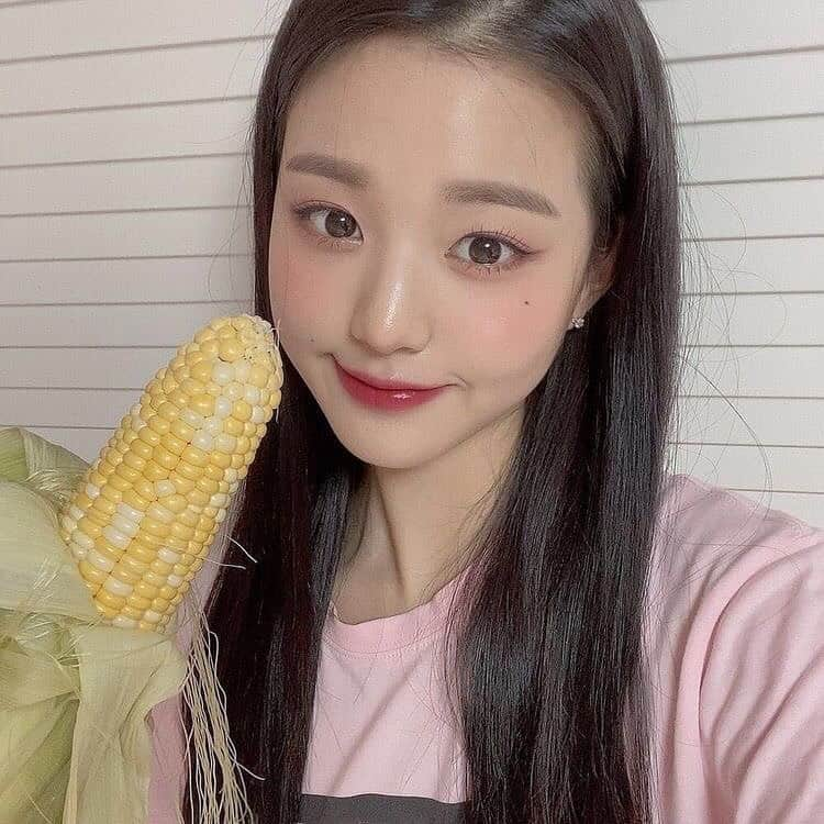 チャン・ウォニョンさんのインスタグラム写真 - (チャン・ウォニョンInstagram)「wonyo and her love for food 🥘  #IVE #JANGWONYOUNG #WONYOUNG #IZONE #아이브 #장원영 #원영 #아이즈원」11月24日 21時03分 - wonyoung__ive