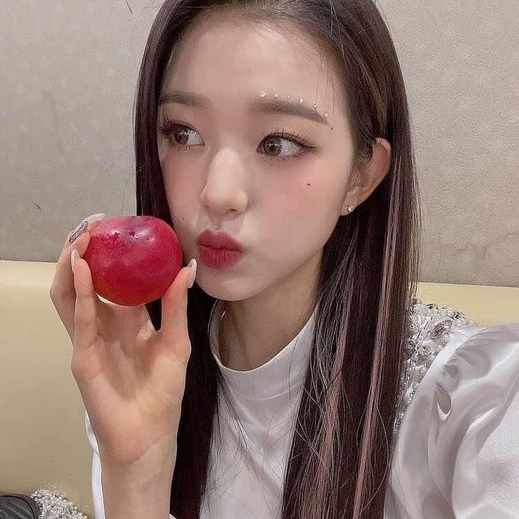 チャン・ウォニョンさんのインスタグラム写真 - (チャン・ウォニョンInstagram)「wonyo and her love for food 🥘  #IVE #JANGWONYOUNG #WONYOUNG #IZONE #아이브 #장원영 #원영 #아이즈원」11月24日 21時03分 - wonyoung__ive