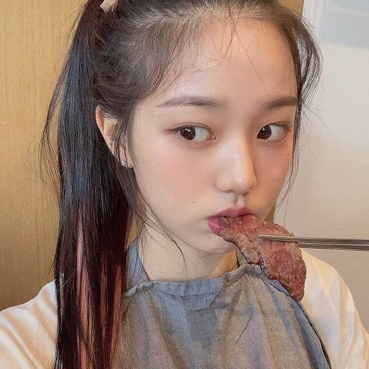 チャン・ウォニョンさんのインスタグラム写真 - (チャン・ウォニョンInstagram)「wonyo and her love for food 🥘  #IVE #JANGWONYOUNG #WONYOUNG #IZONE #아이브 #장원영 #원영 #아이즈원」11月24日 21時03分 - wonyoung__ive