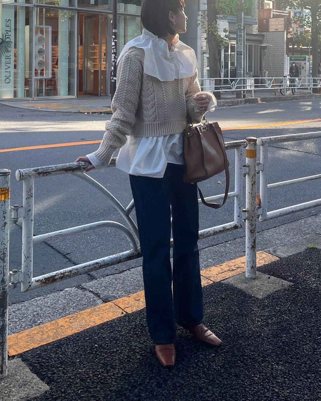松本恵奈さんのインスタグラム写真 - (松本恵奈Instagram)「今日の私服はこんな感じでした♡襟が大きなシャツともうすぐ発売のショートニットをレイヤーしてみたよ⚪️ ボトムはデニムでカジュアルに◎ こーいう甘さも好きなんだー♡ #clane #新作 #私服 #もうすぐ発売」11月24日 21時18分 - ena1123