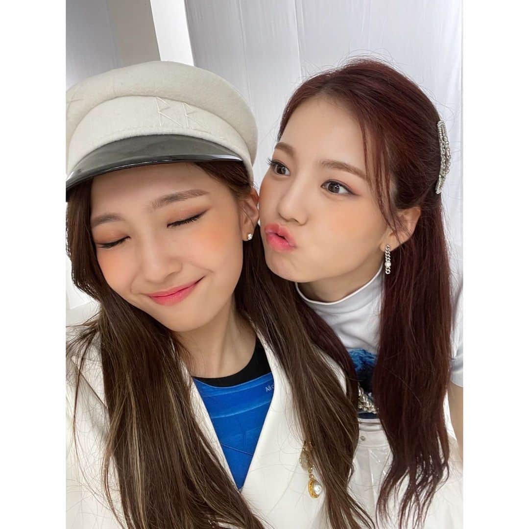 NiziUさんのインスタグラム写真 - (NiziUInstagram)「11/24 私たちの1st アルバム「U」が 本日発売されました〜〜〜！！！  いつも本当にありがとうございます♡ こんなにもはやく1stアルバムを出すことができたのは、いつも応援してくださっている皆さんのおかげです😭😭 これからも頑張っていきますので NiziUをよろしくお願いいたします！！♡♡  皆さんの推し曲も教えてくださいね〜 感想も待ってます🤤💚  ------------------------  11/24 저희 1st 앨범 'U'가 오늘 출시되었습니다~~~!!!  항상 정말 감사합니다♡ 이렇게 빨리 앨범을 낼 수 있었던 것은 항상 응원해주시는 여러분 덕분입니다 😭😭 앞으로도 열심히 할 테니까 NiziU 잘 부탁드립니다!!♡♡  여러분의 최애곡도 꼭 알려주세요~ 소감도 기다리고 있어용🤤💚  #NiziU #WithU #1stalbum  #U #MAYUKA #🐱🌈」11月24日 21時53分 - niziu_artist_official