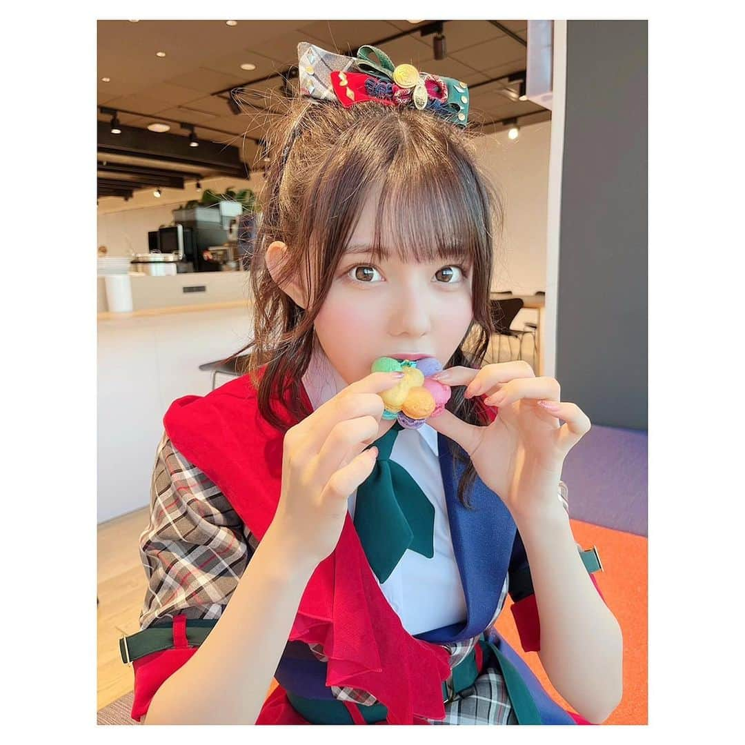 大森莉緒さんのインスタグラム写真 - (大森莉緒Instagram)「・ ・ 衣装とトゥンカロンの組み合わせって珍しいよね😝❤️  昨日まちほのがくれたトゥンカロン〜〜⸜(* ॑꒳ ॑* )⸝ ・ ・ #大森莉緒 #おーりお #おりおんず #おりおの食 #トゥンカロン #マカロン #韓国スイーツ #muunseoul #cafe #instagood #instapic #instafood #sweets  #good #음스타그램 #맛집 #음식 #푸드 #좋아요  #마카롱」11月24日 22時01分 - rio.ohmori