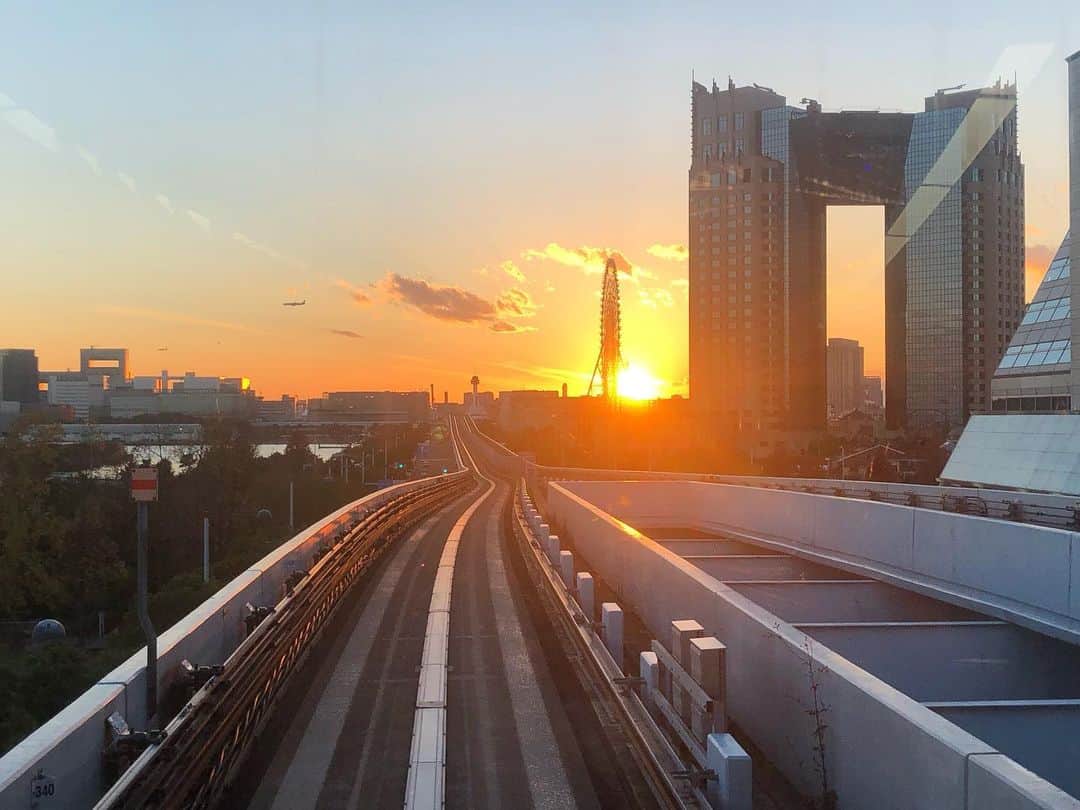 のインスタグラム：「🌇 . #ゆりかもめ #東京 #有明 #お台場 #sunset #東京ビッグサイト」
