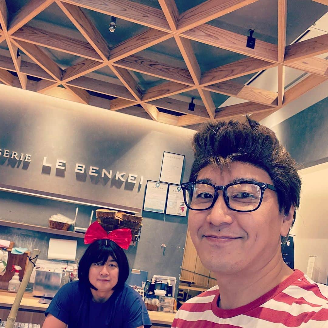 長田庄平のインスタグラム：「宅配屋🧙🏻🧹📦📦📦  #魔女の宅急便 #キキ #トンボ #パン屋 #ジブリ #有吉の壁 #チョコレートプラネット」
