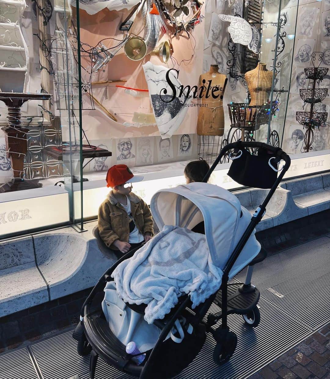 のインスタグラム：「. 本当はもっと綺麗に写真撮りたかったけど リアルな育児風景。 いや、リアルはもっともっともっともっと酷いな。爆 子供達との毎日は 絶対に写真をなんかしら残してるんだけど ワンオペだと撮ってくれる人いない。 それでも絶対なんか写真残したくて 最終的に地面に置いてセルフタイマーで みんなで撮る、思い出に対して執念深い母←  @bugaboojapan @bugaboostrollers のベビーカーに @artipoppe の抱っこ紐の色味が合ってて 両方ともお気に入り。 ちゃんと写真撮れた時にまたベビーカーのレポします😉 抱っこ紐は付け方などご質問よく頂くので youtube用に動画撮りました💮 ちょっと先になるけどアップしますね！ この日の育児の戦友達(?)を全部タグ付けております。 機動性重視した時の本気モードの日コーデ。 キャップを今まであまりかぶらなかったんだけど @newerajapan と @unitedarrows_official の別注が 可愛くて買ってみた☺️  #momlife #mommylife #mommy  #育児 #男の子ママ #女の子ママ　#ママライフ  #5歳 #2歳  #0歳3ヶ月 #motherof3 #motherhood  #family #familyphoto #三人育児  #3児のママ #3児ママ #ootd #fashion #basic #coordinate #outfit #osayocode #ベビーカー #抱っこ紐」