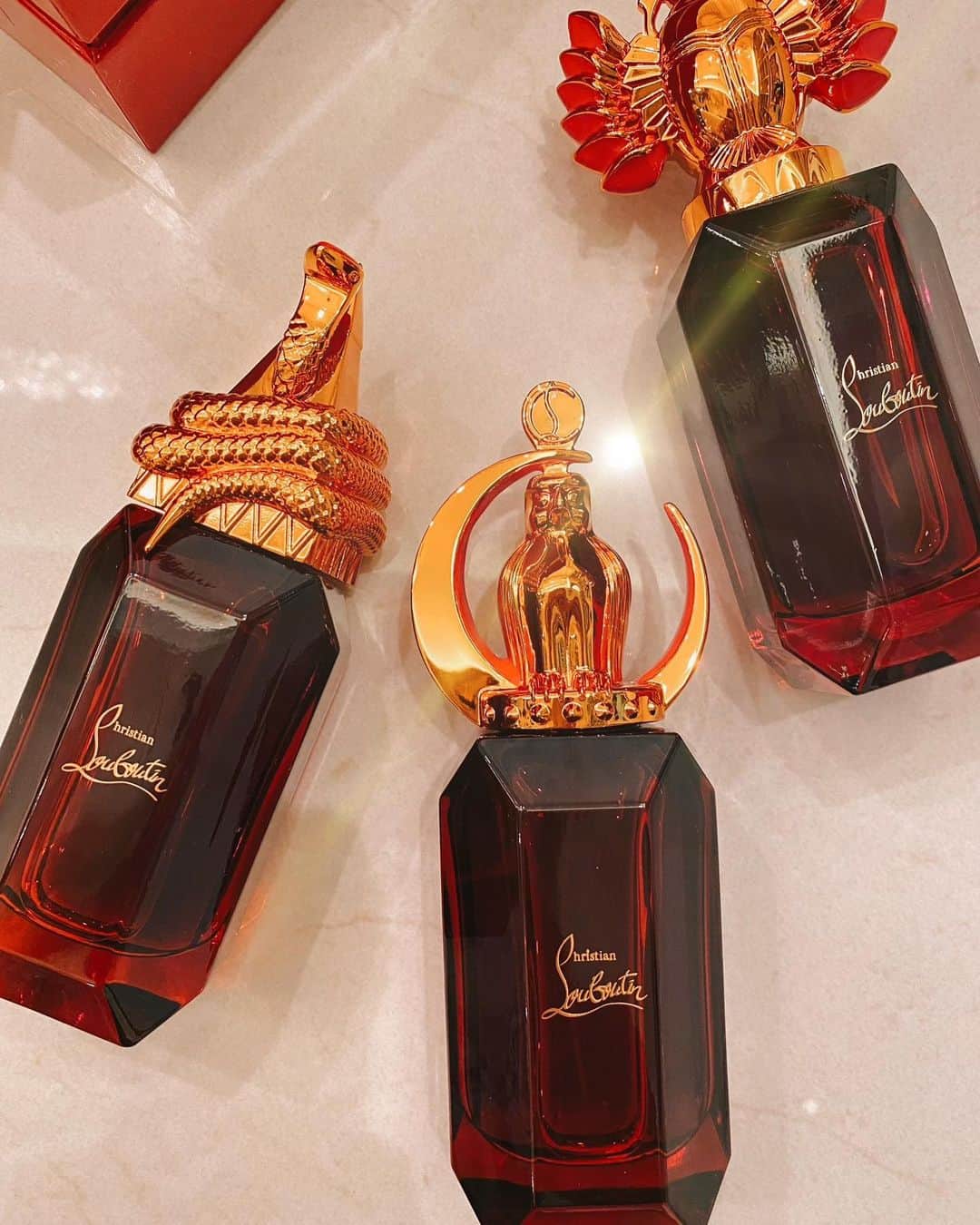 GENKINGさんのインスタグラム写真 - (GENKINGInstagram)「Loubiprince Eau de Parfum Intense 🌙💫  ルブタンビューティーから素敵なクリスマスプレゼントが我が家にやってきた🎄🎁  12月1日に発売する、ルビーワールドインテンス✨ ルブタン らしい、重厚感のあるデザインに、大人で誘惑的な香り❣️  是非、お近くの　@louboutinbeauty にお立ち寄りの際は、ルブタン らしいセクシーで誘惑な香りを体験してみて下さい‼️ クリスマスプレゼントにお花の代わりに、香りをプレゼントなんてのも良いよね🎄🎁  #louboutinbeauty #ルブタンビューティー  #AD」11月24日 22時50分 - _genking_