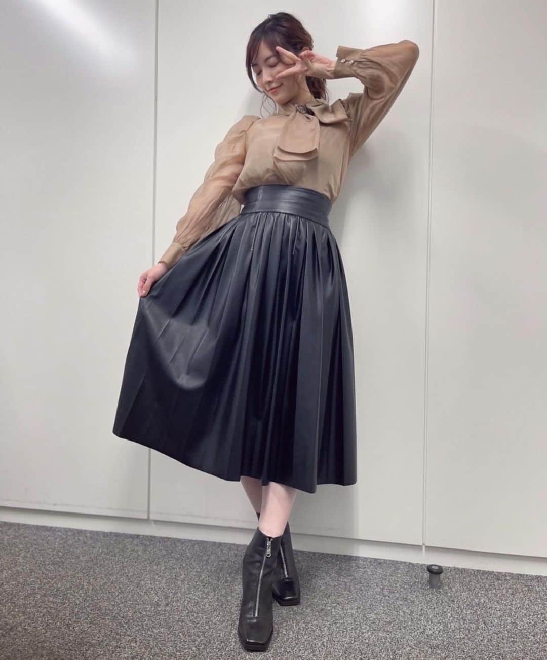 松井珠理奈さんのインスタグラム写真 - (松井珠理奈Instagram)「衣装もアクセも可愛かった🥰 パール好き💍✨ みんはどんなお洋服が好き〜？💕  #アクセサリー  #accessory  #パール #pearl  #アースカラー  #レザー  #leather  #スカート #ブラウス #lanvinenbleu #ランバンオンブルー  #skirt  #シースルー  #イヤリング  #earrings  #リング  #ring  #ブーツ  #ポニーテール  #巻き髪  #横顔  #ootd  #💍  #👢  #👗」11月24日 22時48分 - jurinamatsui3