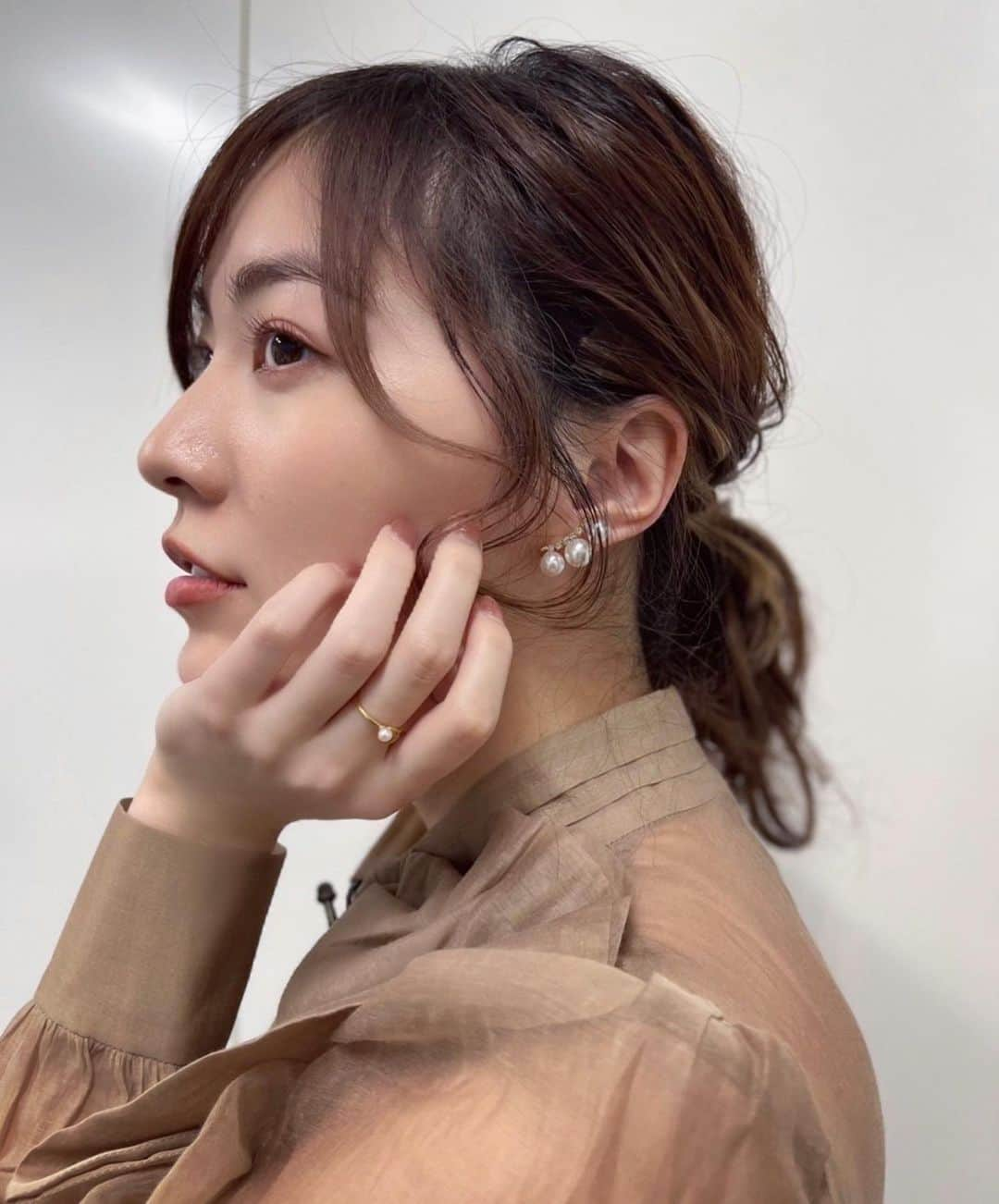 松井珠理奈のインスタグラム：「衣装もアクセも可愛かった🥰 パール好き💍✨ みんはどんなお洋服が好き〜？💕  #アクセサリー  #accessory  #パール #pearl  #アースカラー  #レザー  #leather  #スカート #ブラウス #lanvinenbleu #ランバンオンブルー  #skirt  #シースルー  #イヤリング  #earrings  #リング  #ring  #ブーツ  #ポニーテール  #巻き髪  #横顔  #ootd  #💍  #👢  #👗」