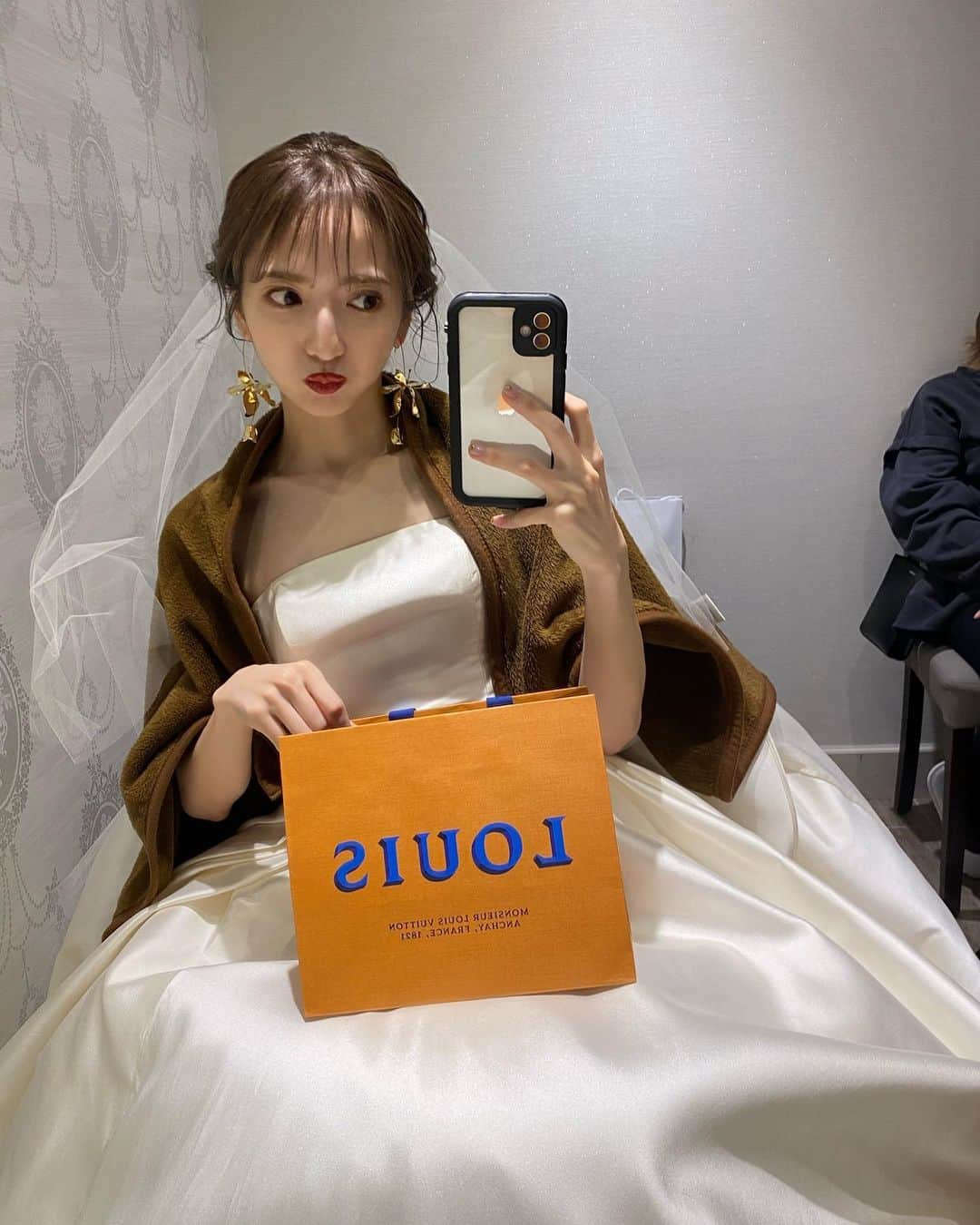 平木愛美のインスタグラム：「🟠💎 @louisvuitton   antoniorivaのウエディングドレスの座ってる時のシルエットもとっても好き。  前撮り撮影前の、ブランケットを羽織ってゆるりとオフショット📸  #まなみんプレ花嫁」