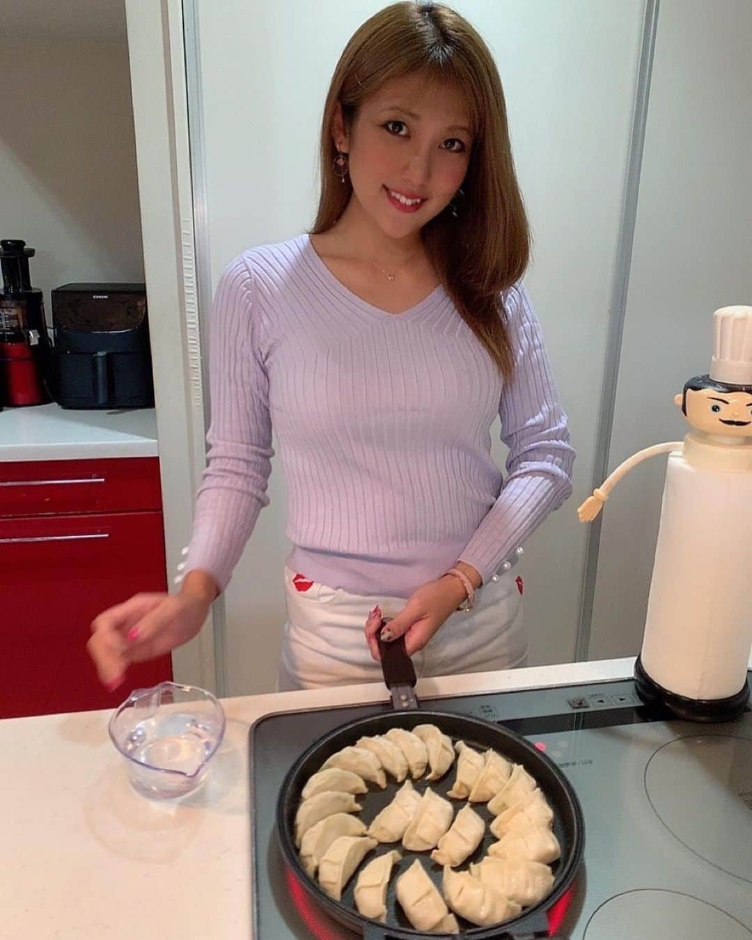 神谷麻美さんのインスタグラム写真 - (神谷麻美Instagram)「#餃子 焼いたよ🥟🍳👨‍🍳💘 皮パリッ と、 #佐賀牛 ブレンド、ニンニク風味🧄🥟で、 キャベツいっぱいで美味しかったぁ🥰💖  タレも美味しかった🥰💗   #大宰府餃子 🥟💘 https://replays.thebase.in/items/55016536  #福岡餃子 #餃子通販 #佐賀餃子  #生餃子 #冷凍餃子」11月24日 23時12分 - asamice428