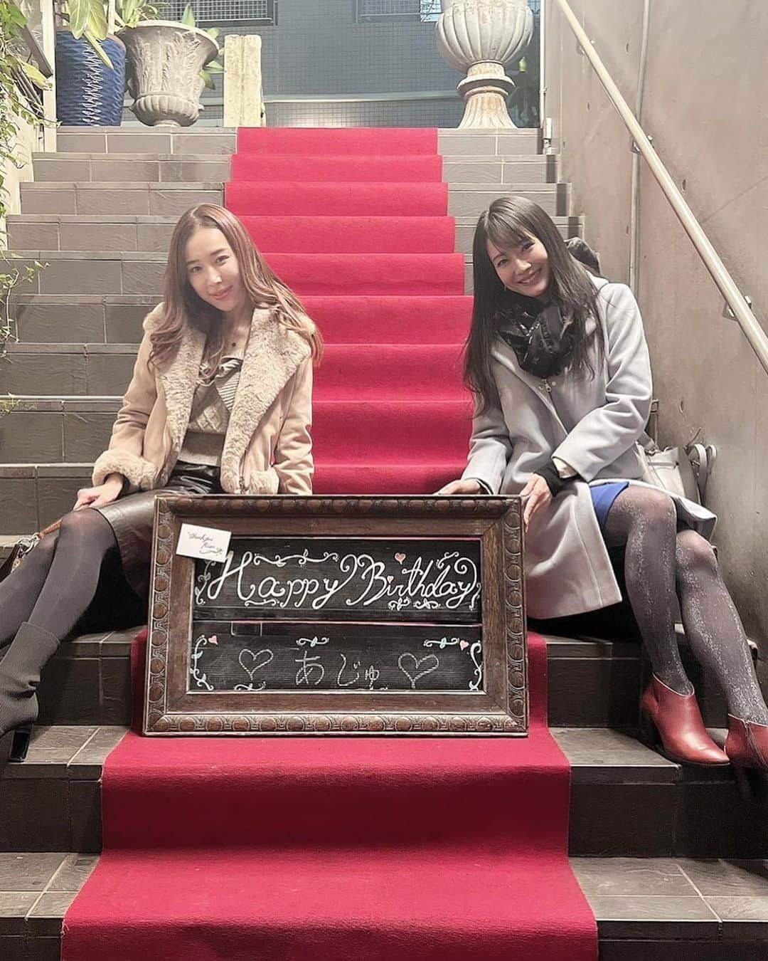 吉山りささんのインスタグラム写真 - (吉山りさInstagram)「🎂 心をワシヅカミ💘にされました🥰キュン💋  サプライズ🎉がずーっと続くお店😍💋 原宿の『ソロモンズ』さんへ🍽  あじゅのサプライズ🎉個室ディナー🍽🍷✨  テーブルアートもだけど 一つ一つがエンタテインメント🧜🏻‍♀️  楽しかった〜👯‍♀️💗 テンション上がりっぱなしで お酒ほとんど飲まなかったもん😂（レア笑）  接客も優しいし居心地最高すぎ💓  帰る時まで店員さんがサプライズのサプライズをしてくれました😍✨  あじゅだけじゃなく 私にまで『RISA』のカフェやカードも🙇🏻‍♀️💕  こういう細かい心遣いに 女の子って（一応私も😎）弱いんです💗  あじゅ、おめでと👯‍♀️💓 また来年もお祝いしよ〜ね🎂🥂  ソロモンズ様 ご馳走様でした🙇🏻‍♀️  あじゅの名前も私の名前も憶えていて下さり ありがとうございました🙇🏻‍♀️🙇🏻‍♀️🙇🏻‍♀️  ＃solomons #ソロモンズ さん @solomons_harajuku   #原宿solomons #原宿カフェ #テーブルアート#誕生日 #サプライズ #デート #女子会 #インスタ映え  #アート #art #心ワシヅカミ  #キュンキュン  #💘 #パーティ  #個室 #restaurant #🍽 #Japan #カフェ #原宿カフェ  #原宿グルメ  #お酒好き女子   お料理もファイヤーしてくれた🔥リゾットペロリ😋💓  お米とか飲んだ時まず食べないのにめちゃくちゃ美味しかった😍😍😍  お腹も心も満足💗💗💗 サプライズのフルコース、ありがとうございました☺️」11月24日 23時12分 - oreorerisa