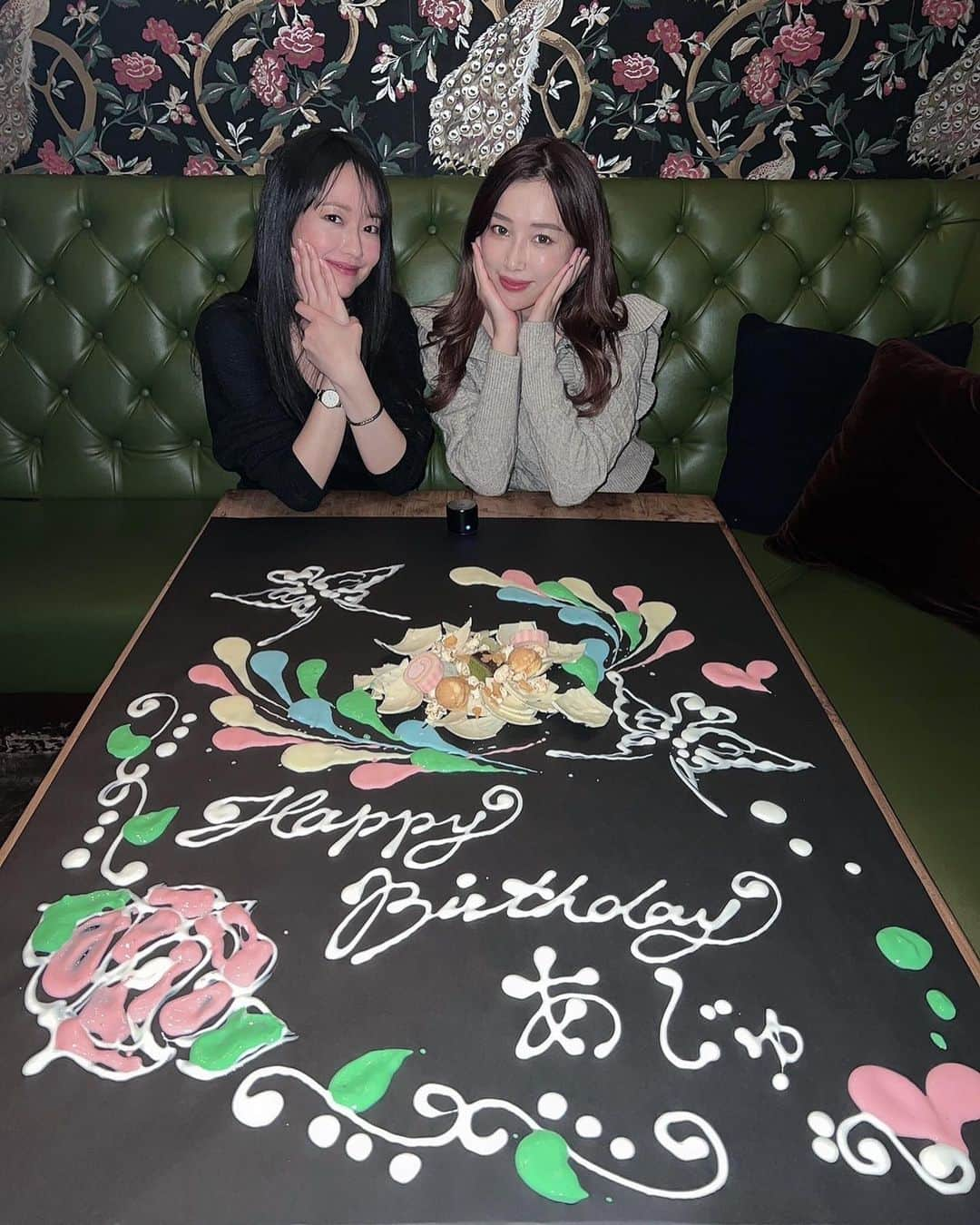 吉山りささんのインスタグラム写真 - (吉山りさInstagram)「🎂 心をワシヅカミ💘にされました🥰キュン💋  サプライズ🎉がずーっと続くお店😍💋 原宿の『ソロモンズ』さんへ🍽  あじゅのサプライズ🎉個室ディナー🍽🍷✨  テーブルアートもだけど 一つ一つがエンタテインメント🧜🏻‍♀️  楽しかった〜👯‍♀️💗 テンション上がりっぱなしで お酒ほとんど飲まなかったもん😂（レア笑）  接客も優しいし居心地最高すぎ💓  帰る時まで店員さんがサプライズのサプライズをしてくれました😍✨  あじゅだけじゃなく 私にまで『RISA』のカフェやカードも🙇🏻‍♀️💕  こういう細かい心遣いに 女の子って（一応私も😎）弱いんです💗  あじゅ、おめでと👯‍♀️💓 また来年もお祝いしよ〜ね🎂🥂  ソロモンズ様 ご馳走様でした🙇🏻‍♀️  あじゅの名前も私の名前も憶えていて下さり ありがとうございました🙇🏻‍♀️🙇🏻‍♀️🙇🏻‍♀️  ＃solomons #ソロモンズ さん @solomons_harajuku   #原宿solomons #原宿カフェ #テーブルアート#誕生日 #サプライズ #デート #女子会 #インスタ映え  #アート #art #心ワシヅカミ  #キュンキュン  #💘 #パーティ  #個室 #restaurant #🍽 #Japan #カフェ #原宿カフェ  #原宿グルメ  #お酒好き女子   お料理もファイヤーしてくれた🔥リゾットペロリ😋💓  お米とか飲んだ時まず食べないのにめちゃくちゃ美味しかった😍😍😍  お腹も心も満足💗💗💗 サプライズのフルコース、ありがとうございました☺️」11月24日 23時12分 - oreorerisa