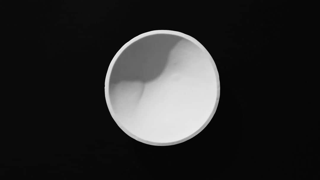 Kinfolk Magazineのインスタグラム：「A tale of two halves, in partnership with @fritzhansen. In our latest video, designers @ahmlund discuss the creative influences behind Clam—an elegant new pendant lamp they created for Fritz Hansen, and a jumping off point for our own exploration of harmony. (Directed by @benjaminln)」