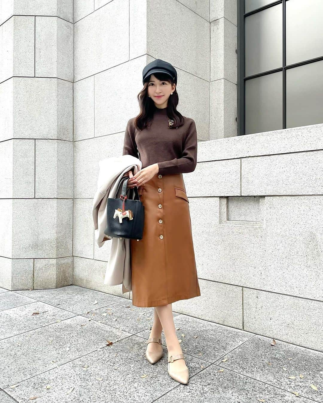 Manaさんのインスタグラム写真 - (ManaInstagram)「🍁Brown mix style of Autumn🍂🤎 ひとつ前の投稿の全身バージョン🐾 (アップは前の投稿へ♪) . キャメルのレザースカートはロング丈なので きれいめコーデがお好きな方におすすめです💕  . コートは @grl_official プチプラに見えないと度々褒めていただけるので お色違いの黒もゲットしました…✨ そちらもまた載せます😚 . 今日も一日お疲れ様でした💓💓 . . Tops&Skirt：#lovebonito #LBOOTD Bag：#hermes #picotin Coat：#grl #グレイル Hat：#ca4la . . . #冬コーデ #帽子コーデ #ホワイトコーデ #レザーコーデ #レザースカート #ロングコート #コートコーデ #紅葉コーデ #紅葉狩り #紅葉デート #紅葉 #紅葉シーズン #紅葉2021 #キレイめコーデ #キレイめカジュアル #シンプルコーデ #ピコタン #picotin18 #管理栄養士 #今日もお疲れ様でした」11月24日 23時23分 - mana.tcy