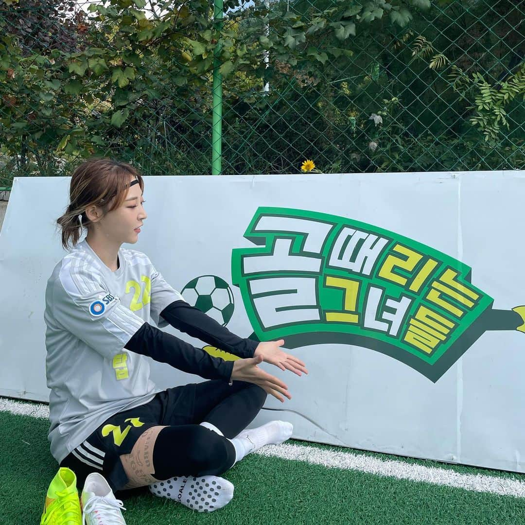 ムンビョルさんのインスタグラム写真 - (ムンビョルInstagram)「⚽️골때리는 그녀들 시즌 2 FC탑걸 막내 문별 입니다⚽️ 많이 부족하지만 성장하는 모습 보여드릴게요! 응원해주셔서 감사합니다🙇🏻‍♀️ ❤️‍🔥FC 탑걸❤️‍🔥」11月24日 23時24分 - mo_onbyul