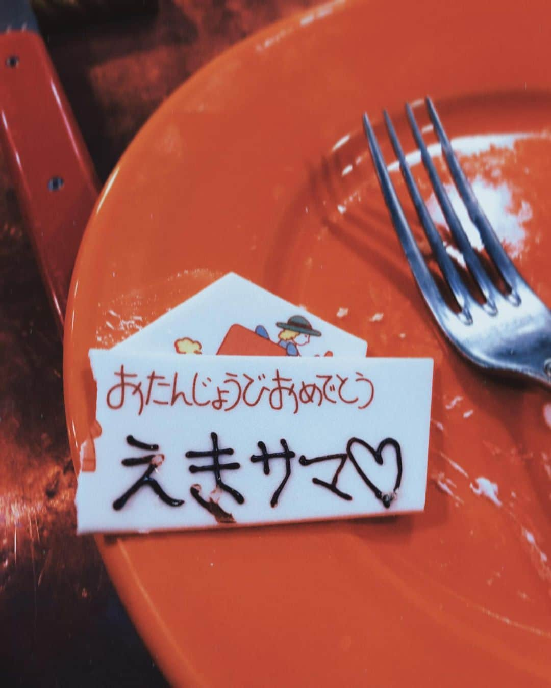 宮澤エマさんのインスタグラム写真 - (宮澤エマInstagram)「🎂🍷🍗  1日過ぎてしまいましたが、今年も無事、歳を重ねる事が出来ました。 当日はなんだか心がぽかぽかするあたたかい誕生日を過ごさせて頂きました。仕事のある日が誕生日で嬉しかった。  一年の終わりの方に誕生日が来るのでどうしても振り返りたくなって湿っぽくなっちゃうのですがとにかく感謝の気持ちでいっぱいです。誕生日前日には人間ドックにも行って健康体の太鼓判も頂いたので、もうますます頑張る所存です、ので  これからも末長く、よろしくお願い致します  ♡  xx Em   #11232021」11月24日 23時35分 - emmamiyazawa