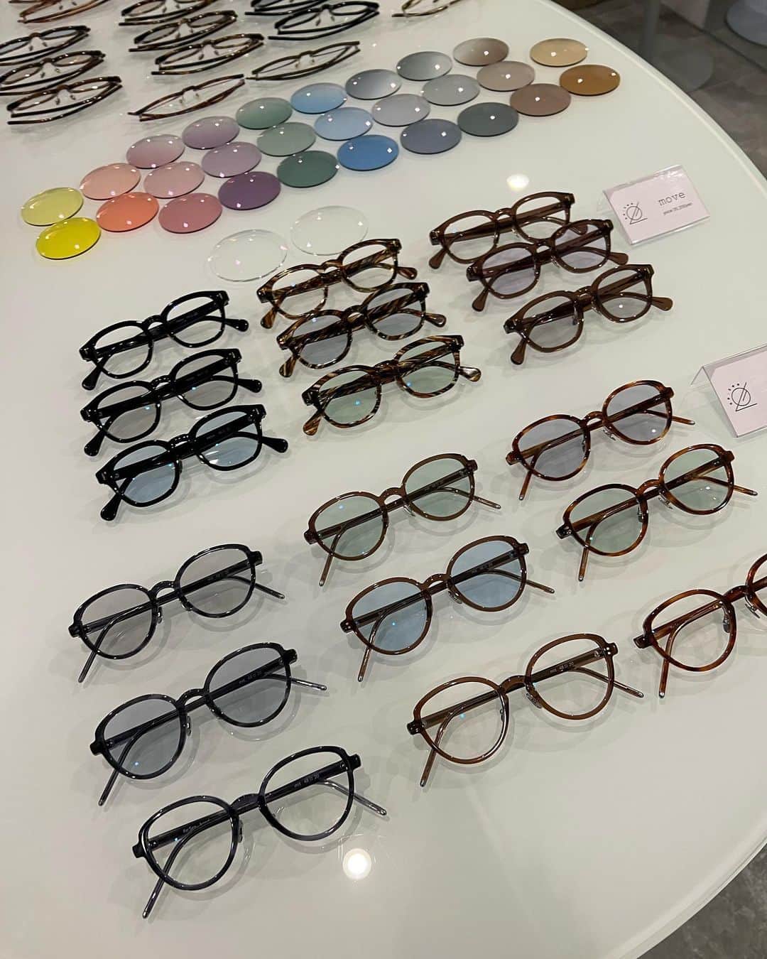 吉田朱里さんのインスタグラム写真 - (吉田朱里Instagram)「新しい眼鏡を探しに @resee.official の 展示会に行ってきました👓🤍 女性のために細かいところまで こだわりが詰まった眼鏡で 選んでる時間はとってもワクワクしちゃった🖤🤍 . 目が悪い私は眼鏡の度数が強い分 かけると目が小さくみえるので 基本コンタクトなんですが、 なるべく目が小さく見えないように そしてレンズに色んなものが反射しないようにと特別なコーティングがされたレンズ、お顔にしっかりフィットしてズレにくい眼鏡で、すごいの！！ メガネかけてポジティブな気持ちになったの初めて！笑 . 毎日つけるけど眼鏡って人前でかけたくないものだったのが、早く眼鏡をかけて 出かけたくなるそんな素敵なメガネに 巡り会えて嬉しい気持ち🥰♥️ . デザインもとっても素敵で めっちゃ迷ったけど素敵なデザインのものをオーダーしてきました🖤👓 . お洋服もタグ付けしてます！！ . #メガネ #眼鏡 #resee #fashion #ootd」11月24日 23時57分 - _yoshida_akari