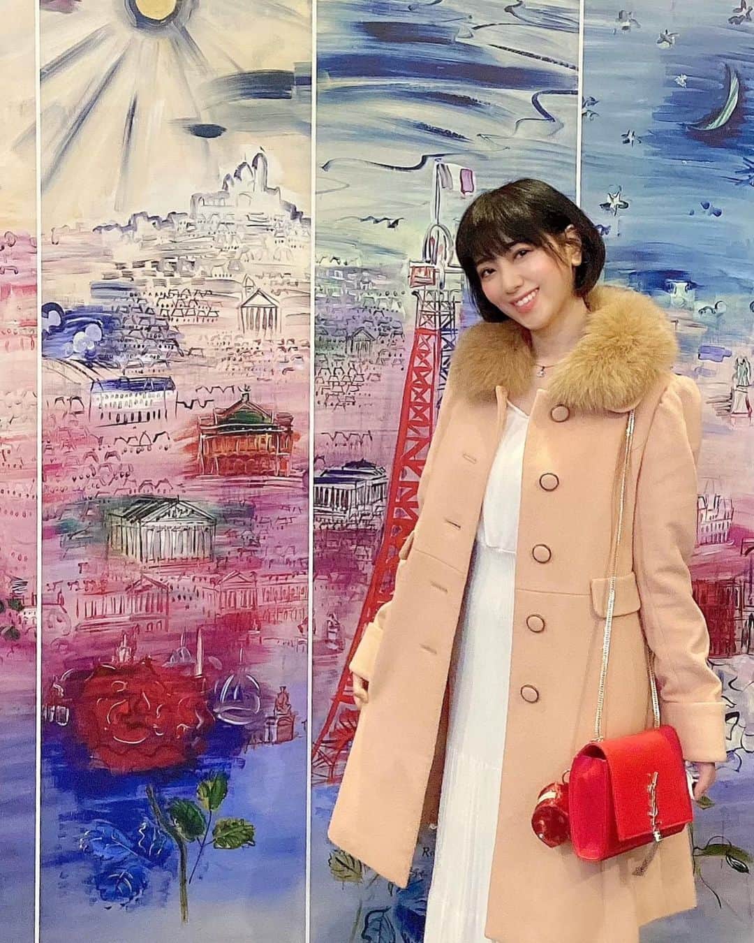 いけながあいみのインスタグラム：「芸術の秋ってことで 甘美なるフランス展に行ってきた🇫🇷✨  ルノアール、モネなど印象派の画家たちの絵がたくさん飾ってあった〜✨  うちも、こういう絵画を飾りたいなーって思ったよ💕  このラウル・デュフィの『パリ』もステキだし、モネの『睡蓮』も良いよね💠  飾るなら何が良いかな？  迷うな〜😆  *  I went to the museum and took the photo in front of the painting of Raoul Dufy🇫🇷✨」