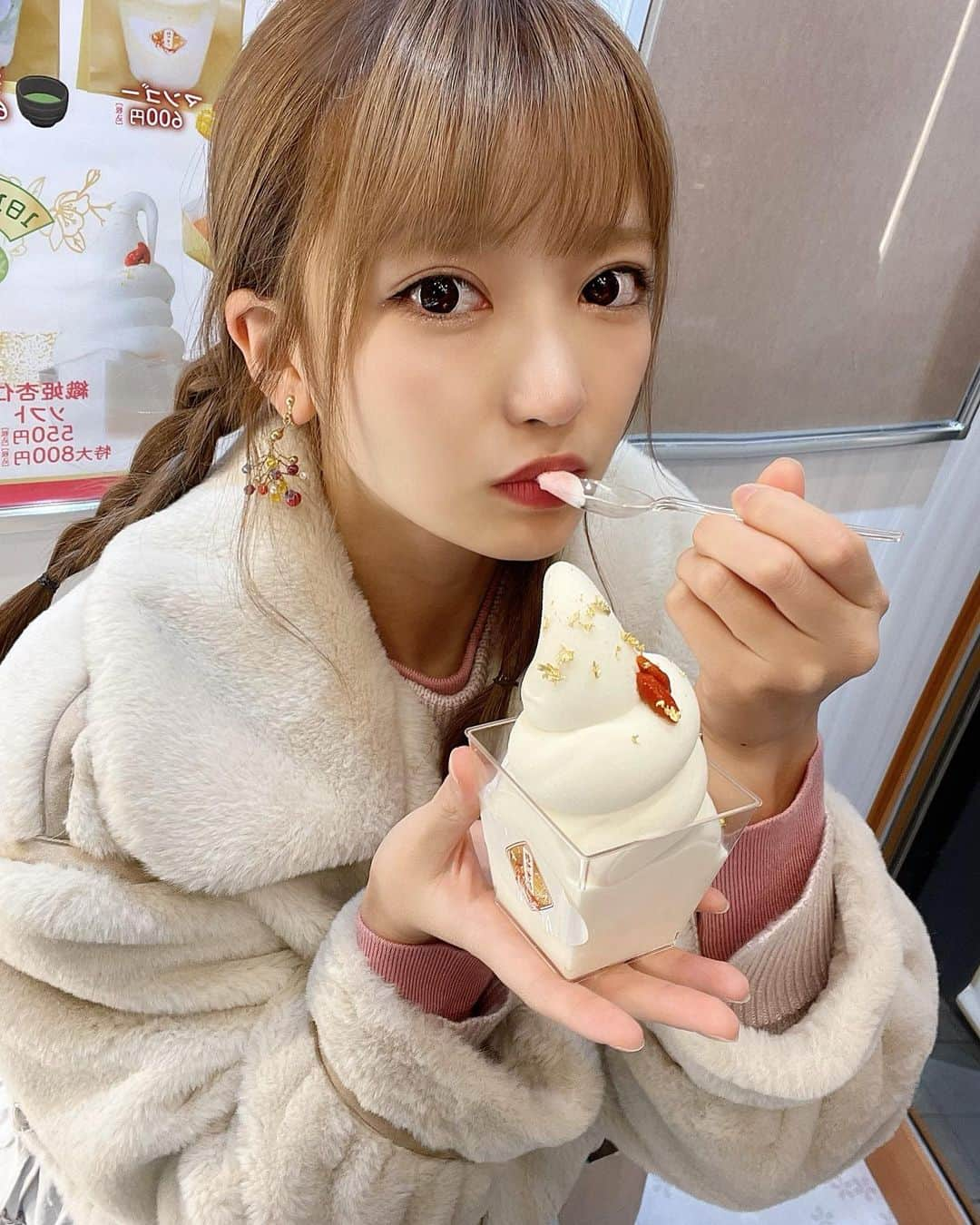 吉沢朱音さんのインスタグラム写真 - (吉沢朱音Instagram)「杏仁ソフト‪🍦 杏仁豆腐も沢山種類あって美味しそうだった¨̮ 💭 フルーツ杏仁豆腐気になりすぎた…！ るかたんと行ったよ〜！ 食べ物散策楽しかった( ᐢ˙꒳​˙ᐢ )♡ . . blouson: #willselection  . #杏仁豆腐 #杏仁ソフト #姫乃杏仁 #吉祥寺スイーツ  #吉祥寺カフェ #映えスイーツ #japaneseculture」11月25日 0時04分 - nesomagic72